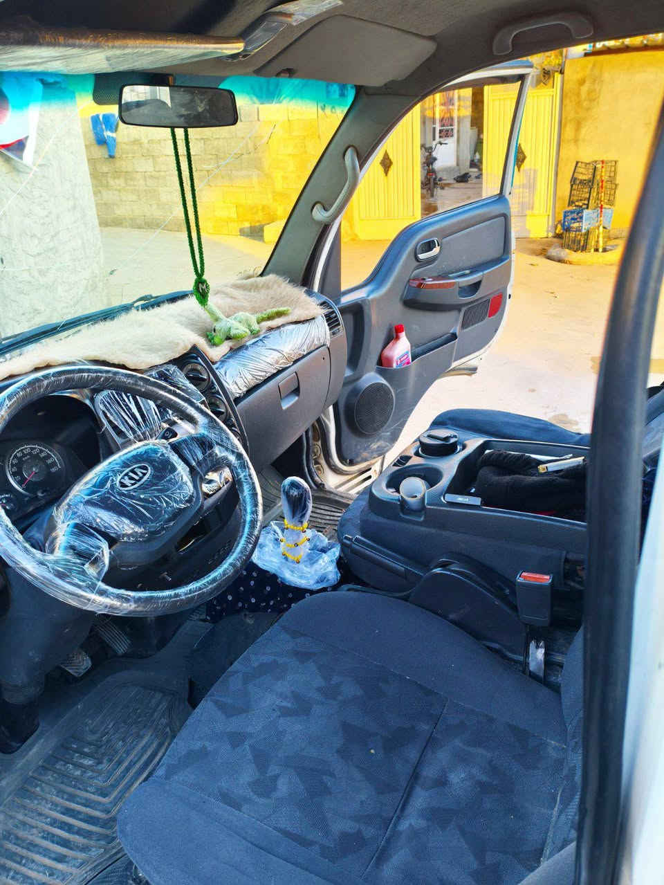 تەنها فرۆشتــــــن  ڕەحمەتت لێبێ هەمووی بحوێنەوەو لێی تێبگە ئەوکات تێل بکە

سعری ٦٧گڵا  شتی لۆککککک
بەناوی خوا
ــــ کیای ساغ بڕاوەنیە کۆدیشم بۆی کردوەو بەناوی خۆمە و ڕەقەم شانسی مەزبووت
موودیل ٢٠١٥ بەشانسی
۳هەزاری پەمپ و نۆزڵ 
پەمپ و نۆزڵی لۆکککک هەستان و ڕۆشتنی لەسۆپەر شازتر نەبوو گلەیی بکە

گێڕومەکینەی بەشەرتی هەمووفیتەر و کۆمپیوتەری عێراق
هەر ٦تایەکەی لۆکککک
کارەبایی و تاقم گێچ و لایت لەجێدا وەک سەعات ئیشەکەن 
قووفڵ مەرکەزی و فۆڕمیگایە سەیارەکە 
چەمچەکەی تازەیەو دەستکردە بازاڕی نیەو لۆکە 
ناوبۆدی لۆکککک
تازە لەپۆڵیش و قەڵەم کاری هاتۆتەوە لۆۆک  سەیارەکەمان شووشەیە وەک ڕەسمەکان نەبوو گلەیی بکە دەعم و لێدران و وەرگەڕان و شتی هەرنیە 
پاتری و سولف و انتفرێز و ئاویڕایتەرو داروبەردی لۆککک
پێش و دوای تازەداگیراوەلۆۆکککک
ڕۆنی شەریکەی تێکراوە لۆۆککک

لەدەعەمی بۆدەعامی ١٠هەزار مەسرەفی تێدابوو تۆ ۱گڵا ببڕە 

ماشەڵا حازرە بەس یەک سایەقی دەوێ و بڕواتەسەرئیش پێی  سەیارەکە بیانوبڕە چرکەی تێدانیە هەمووگیان جایزە  ڕەحمەتت لێبێ ئەگەر لەکڕینینیت سەری خۆشت و منیش مەئێشێنە

سعریشی ٦٧ گڵایە 
لە شارەزورم 
*********** السليمانية, العراق
