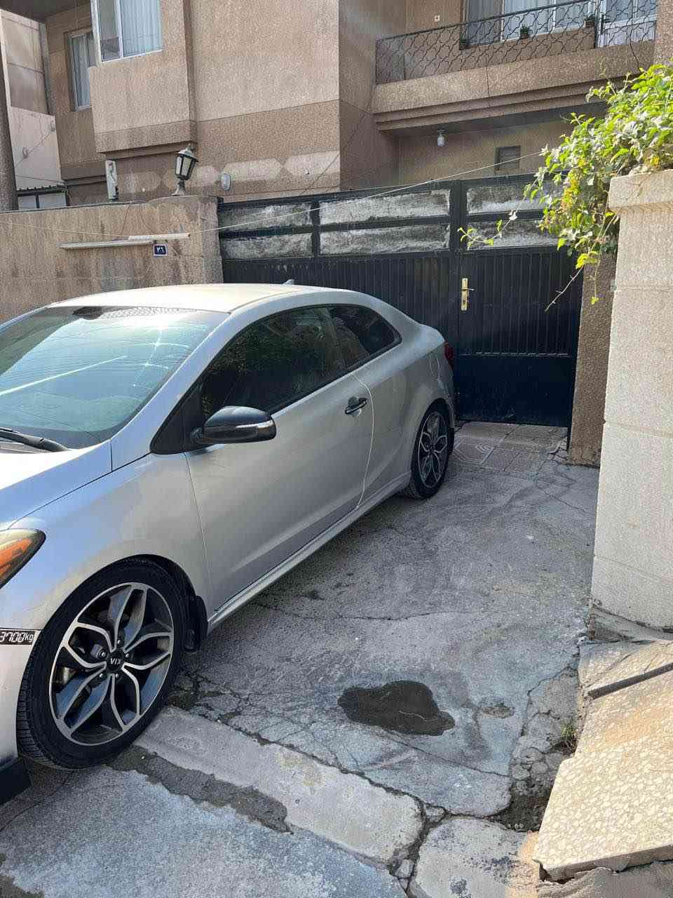 �🔥 كيا فورتي كوب 2015 – شكل رياضي وسعر مناسب 🔥🚗

إذا تدور سيارة شبابية، شكل حلو ومواصفات فول… هاي فرصتك 👇

🔹 كيا فورتي تك (بابين – كوبي)
🔹 موديل 2015
🔹 ممشى 108 ألف بس
🔹 اللون: رصاصي سلفر ✨

💎 المواصفات:
✔️ شاشة + كاميرا
✔️ تحكم ستيرن
✔️ شفتات سرعة (سبورت مود 😎)
✔️ تبريد قطعتين ❄️
✔️ بصمة تشغيل + بصمة أبواب
✔️ فول ما عدا فتحة سقف

🔧 الحالة:
حادث خفيف جهة السايق (جاملغ خلفي + جزء بسيط من الصندوق)
مصلّحة وجاهزة للاستخدام 👍

💰 السعر: 80 ورقة
(بيه مجال بسيط للجادين بس لا تجي تفاوض وتريد نص السعر 😂)

📍 الموقع: بغداد

📞 *********** بغداد, العراق
