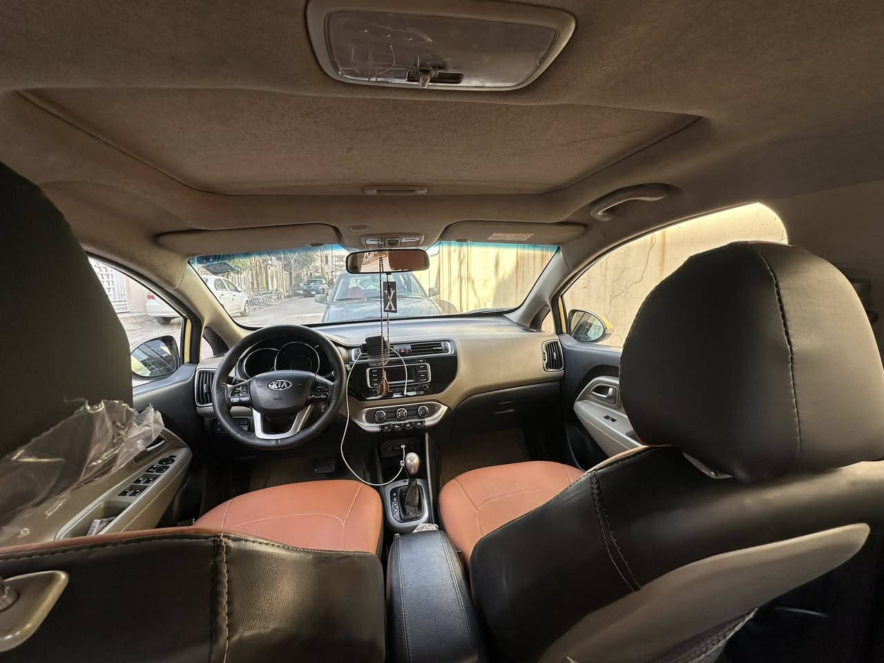 سلام عليكم ريوخليجي البيع 2015محرك ١٦٠٠
رقم بغداد خصوصي
سعر ٩٣ بيهه مجال بصيط
فول صبغ جاملغ الخلفي بصيط  
سياره نضيفه كلش 
مكاني بغداد 
***********
امروس حسب قناعه
