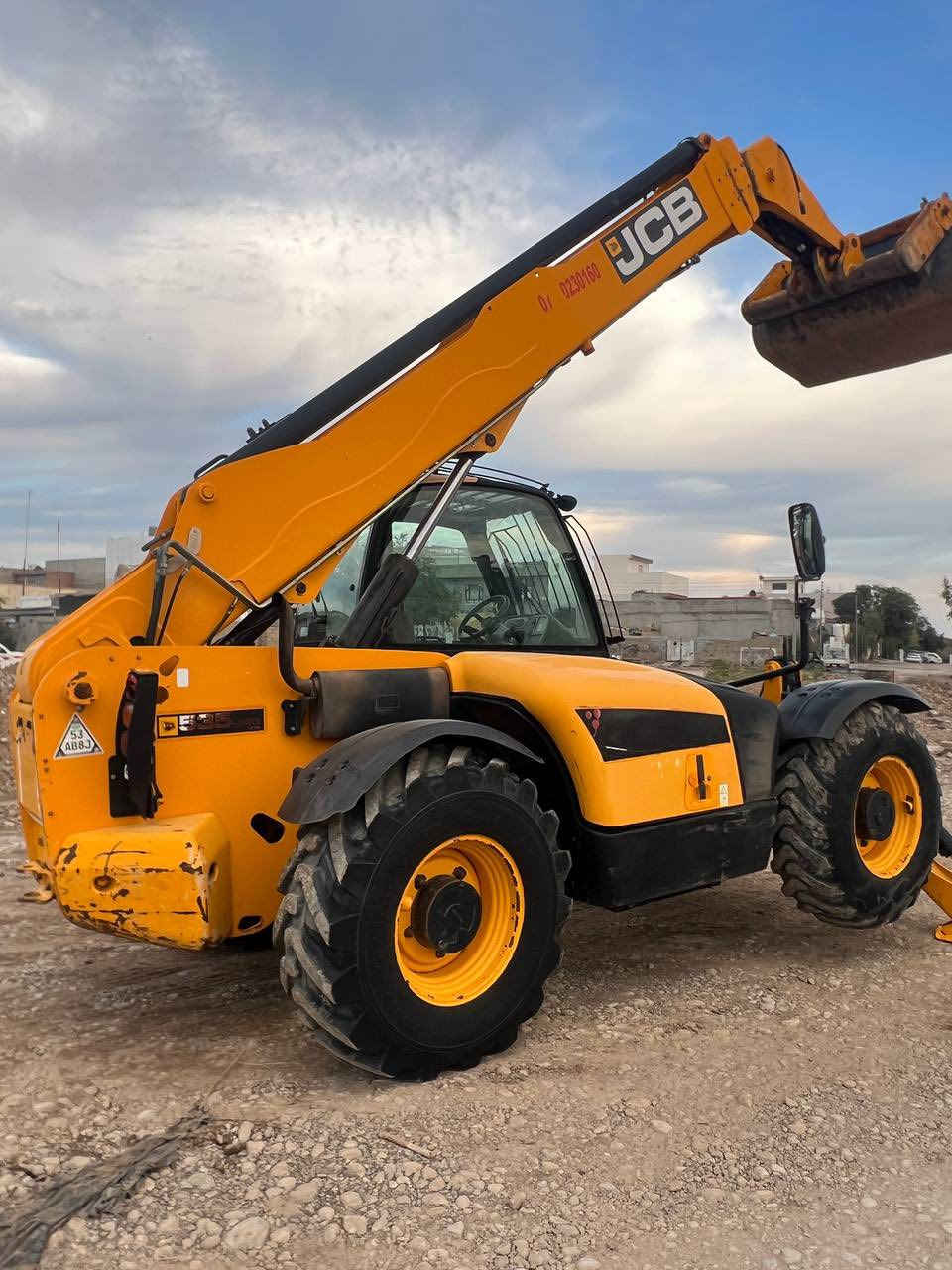 شۆفلJCB بۆفرۆشتن
مۆدیل 2010
شۆفڵەکە جەگ سەنتەرەوەفوول فوول ماسەفاتە
ژمارەی موبایل 
***********
***********
بۆزانینی نرخ نامە بنێرە
