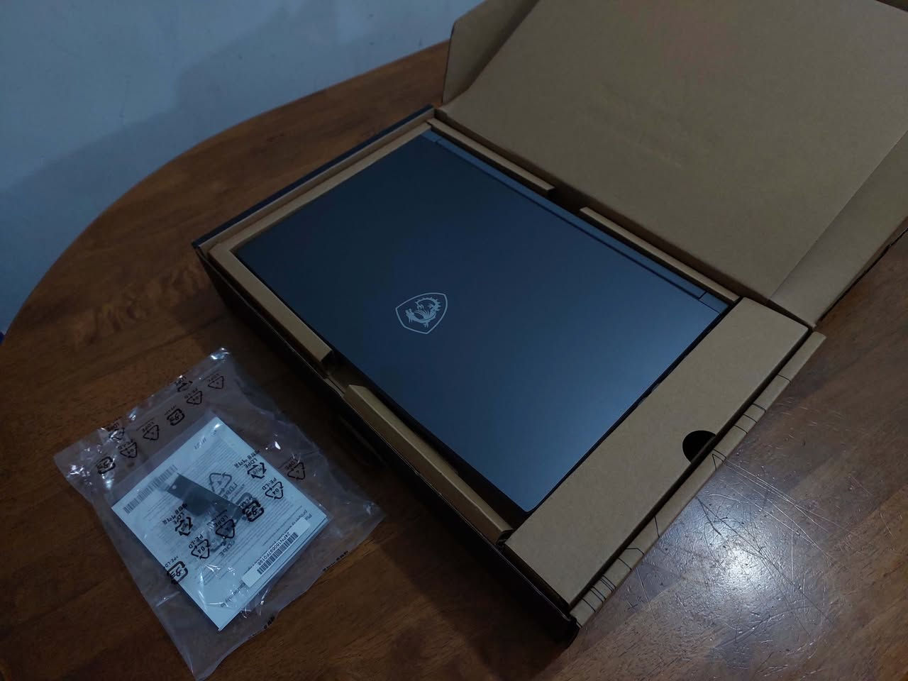 السلام عليكم ...  جيل   13  ....لابتوب الالعاب والبرامج الهندسية القوية والتصميم والمونتاج ماركة  MSI  .. .... معالج قوي جدا  فئة H ( من اقوى فئات المعالجات)   كور اي  5 جيل  13   ... رام  حجم 16 كيكا  ... شاشة حجم 15.6 تردد 144 هرتز دقة FULL HD  الوان طبيعية ...هارد نوع SSD حجم 512 كيكا ...... كيبورد ضوئي ...كرت شاشة  خارجي منفصل من نيفيدا RTX2050  .  ..اللابتوب  جديد ما مستخدم وشكلة سلم وشحنة فوق الممتاز  وكارتونتة وغراضة كاملة .. السعر   500$   للاتصال ***********  او  *********** (واتس)
