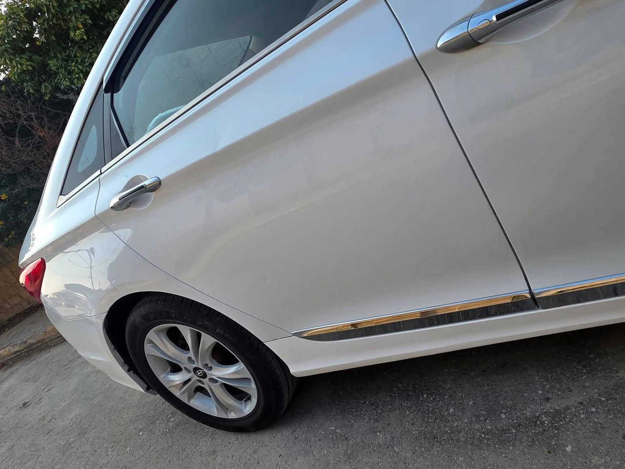 السلام عليكم 

سوناتا ٢٠١١ خليجي 

محرك ٢٤٠٠ 

ماشيه ٢١٢ 

عليهه ادامه كامله 
بولش وحمام
الصدر جديد 
الغرفه داخليه جديده 

موصفاته✅✅
شفتات ستيرن 

تحكمات ستيرن

حساسات خلفيه امامي 

تبريد قطعتين 

مدخل usb اوكس

نظام ايكو 

تحكم بالاضائه الامامي عالي وناصي 

مري شفط

سياره حلوه وميحتاج تصرف عليه شي ✅

كامله من كلشي ✅

محرك وكير مكفوله ✅
ماعدا مبدل بيه كازكيت بدون تنقيص وتبخير  تراي السياره كلش حلو 

رقم بغداد تحول ثاني يوم✅✅

السونار مرفق مع الصور  

السعر :: اطلبه بالتعليقات يصلك خاص 📩

للاستفسار ***********

... ✅تابع البيج بيه سيارات معروضه ✅✅
