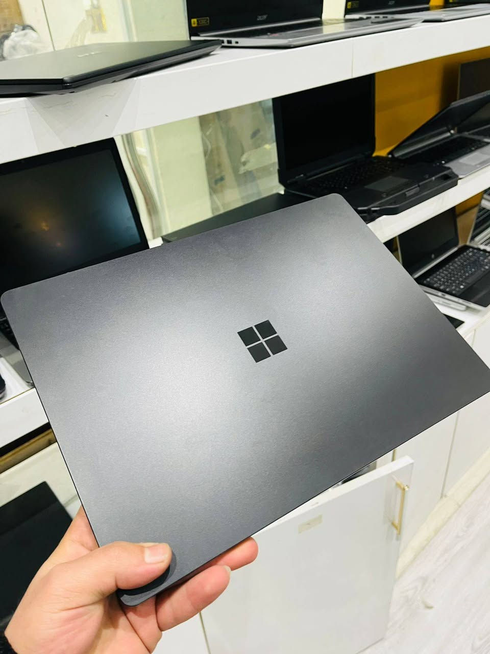 وارد الامارات اليكم :  
أداء قوي تصميم أنييق 💻 Microsoft Surface 3

🔅 الموديل: Microsoft Surface 3

🔅 المعالج: Intel Core i5 — الجيل العاشر
🔅 الذاكرة (RAM): 8 جيجابايت DDR4
🔅 التخزين: 256 جيجابايت SSD
🔅 كرت الشاشة: Intel UHD Graphics — سعة 4GB
🔅 الشاشة: 14 إنج FHD 

💰 السعر: 390,000 دينار عراقي

■ ضمان(١) فحص وتشغيل امام المندوب 
■ ضمان(٢) استخدام اسبوعين اي خلل مصنعي يتم الاستبدال بنفس الموديل


**إذا كنت صاحب هذا الإعلان وتريد حذفه لأي سبب، رجاءا أرسل رسالة إلى الدعم الفني**