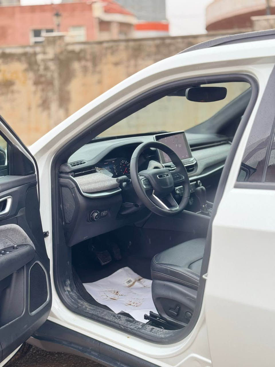 ئەمە ڕێکخستنەوەیەکی جوان و پوختەیە بۆ زانیارییەکانی ئۆتۆمبێلەکەت بە زمانی کوردی، کە گونجاوە بۆ پۆستکردن و فرۆشتن:

جێب کۆمپاس ٢٠٢٤ (Jeep Compass 2024)

تایبەتمەندییەکان:

مۆدێل: ٢٠٢٤

ڕەنگ: سپی

ژمارە: کاتی (٩٠ ڕۆژ)

بزوێنەر: ٤ پستن تۆربۆ (بەهێز و کەم مەسرەف)

سیستەمی گێڕ: دەبڵ ئەکسل (4x4)

مواسەفاتەکان (فول مواسەفات بەبێ پانۆراما):

کوشین: جلد، سارد و گەرم (Full Leather Heated & Cooled Seats)

سوکان: سارد و گەرم

شاشە: شاشە گەورەی نوێ

کارپێکردن: بەسمە و شەغالە (Keyless Entry & Remote Start)

تایە: ٤ تایە و ویلی نوێی لەسەرە

سیستەمی لێخوڕین: خاوەنی چەندین مۆدی لێخوڕینە وەک (بەفر، سەرچیا، قور و لم)

سیستەمی سەلامەتی و یارمەتیدەری شۆفێر:

ڕادار: ڕاداری پێش و دوا

خەتی جادە: سیستەمی ئاگادارکردنەوە و گەڕانەوە بۆ ناو خەت

تەحدید سورعە: سیستەمی جێگیرکردنی خێرایی (Cruise Control)

ئەم ئۆتۆمبێلە هەموو مواسەفاتێکی فوولی تێدایە تەنها سەقفی پانۆراما نییە.

للبيع: جيب كومباس 2024 (Jeep Compass 2024)

المواصفات العامة:

الموديل: 2024.

اللون: أبيض.

الرقم: رقم مؤقت (90 يوم).

المحرك: 4 سلندر توربو (قوة واقتصاد في الوقود).

نظام الدفع: دبل اكسل (4WD) مع وضعيات قيادة متعددة (الثلج، الطرق الجبلية، والمنحدرات).

المواصفات الداخلية والراحة (فول مواصفات ما عدا البانوراما):

الشاشة: شاشة كبيرة تعمل باللمس مع أحدث الأنظمة.

الكراسي: جلد فاخر، مزودة بنظام تدفئة وتبريد.

المقود (الستيرن): مزود بنظام تدفئة وتبريد.

التشغيل: نظام البصمة مع خاصية التشغيل عن بُعد.

الأنظمة والتقنيات:

الأمان: رادار خلفي وأمامي، نظام تنبيه الخروج عن المسار (تحديد مسار).

السرعة: نظام تثبيت وتحديد السرعة (Cruise Control).

العجلات: 4 إطارات مع "ويلات" جديدة تماماً. أربيل, العراق


**إذا كنت صاحب هذا الإعلان وتريد حذفه لأي سبب، رجاءا أرسل رسالة إلى الدعم الفني**