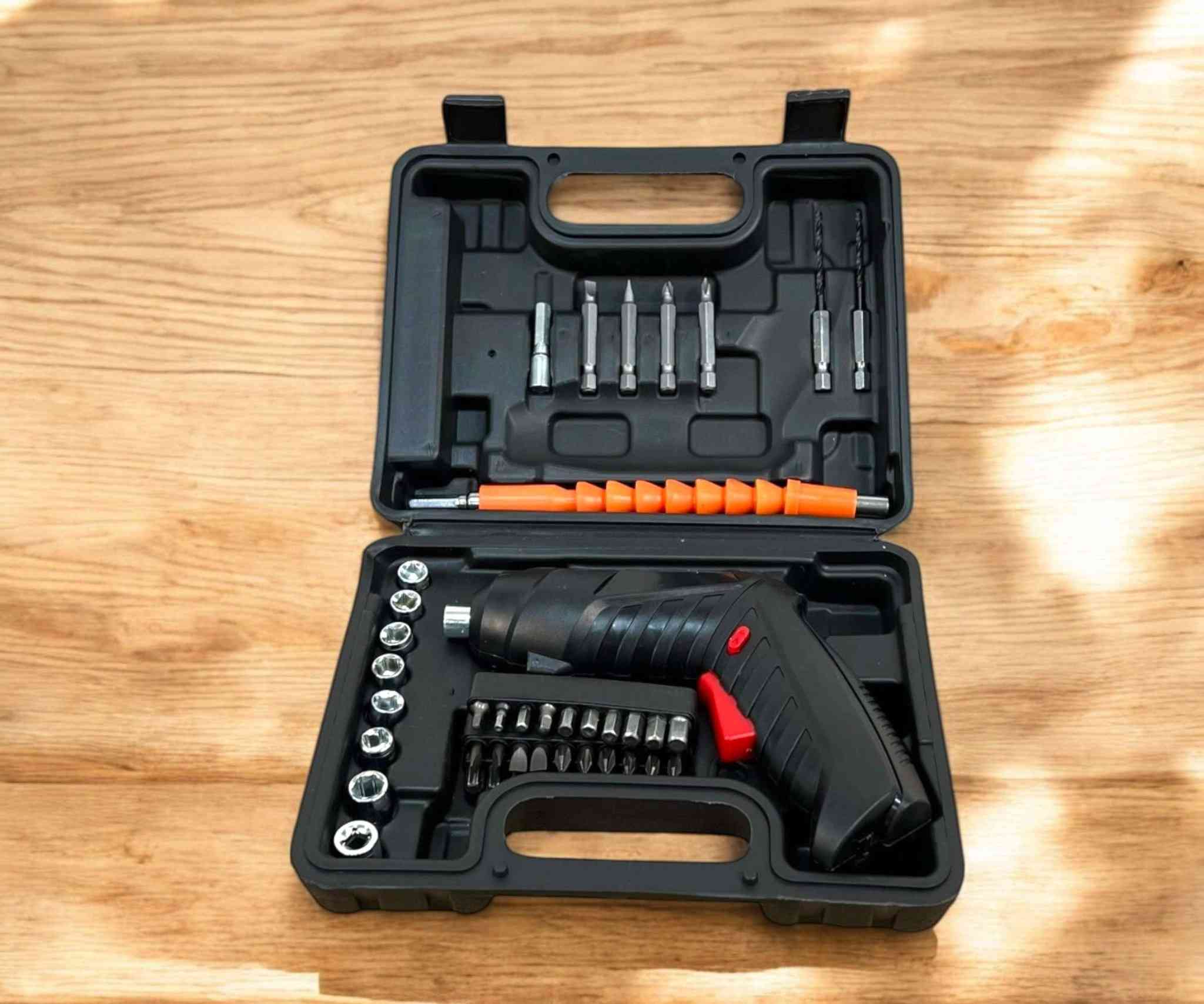 مفك براغي شحن
السعر 15,000 الف توصيل مجاني للاستفسار 

***********. واتساب

الاستخدامات:

يستخدم لفك وربط البراغي بسهولة وكفاءة.

مناسب للصيانة المنزلية، وتجميع الأثاث، وإصلاح الأجهزة الإلكترونية.

يمكن استخدامه في الأماكن الضيقة والزوايا الصعبة بفضل ملحقاته المتعددة وامكانية التحكم بوضعية المنتج حسب الزوايا

المميزات:

قوة تشغيل: مزود ببطارية قابلة لإعادة الشحن عبر كابل USB Type-C.

سرعة الدوران: 200 دورة في الدقيقة، مما يوفر أداءً فعالًا.

تصميم مريح: مقبض مريح يتيح الاستخدام لفترات طويلة دون إجهاد.

إضاءة LED مدمجة: تسهل العمل في الأماكن المظلمة.

وضعيات متعددة للمقبض: يمكن تعديله إلى وضع مسدس أو مستقيم حسب الحاجة.

اتجاه دوران مزدوج: زر لتغيير اتجاه الدوران لفك أو تثبيت البراغي بسهولة.

حقيبة تخزين مدمجة: تحتوي على مجموعة واسعة من رؤوس المفكات ومفاتيح البراغي.

وقت الشحن: يصل إلى ساعتين فقط، مما يجعله عمليًا وسريع الجاهزية.

المحتويات:

مفك كهربائي لاسلكي.

مجموعة رؤوس مفكات بأحجام متعددة.

مجموعة لقم بأحجام مختلفة

برينة عدد 2

كابل شحن USB Type-C.

أداة مرنة للوصول إلى الزوايا الضيقة.

حقيبة تخزين محمولة.

الملاحظات:

لا ينصح باستخدامه على الأسطح الصلبة جدًا مثل الخرسانة.

يجب شحنه بالكامل قبل أول استخدام.

الابتعاد عن متناول الأطفال أثناء التشغيل.
