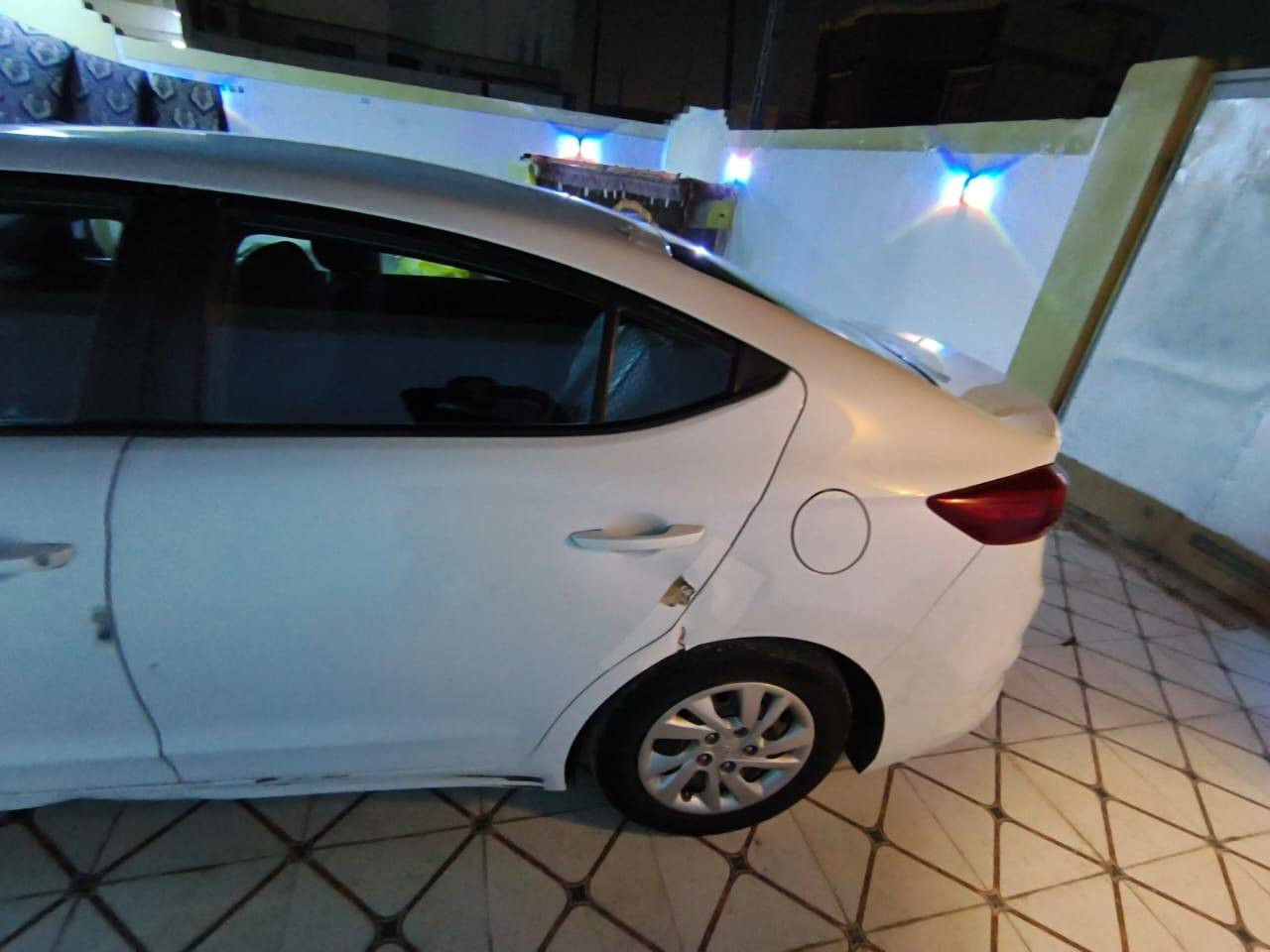 السلام عليكم 
النترا. للبيع 2017 وارد امريكي 
رقم نجف. 
اخوان السيارة بيه تكشير صبغ..... وبيه طخة موضحة في الصورة 
تحويل ثاني يوم...... السعر 115 وبيه مجال حك الجية. مكان السيارة النجف الاشرف.. ***********
