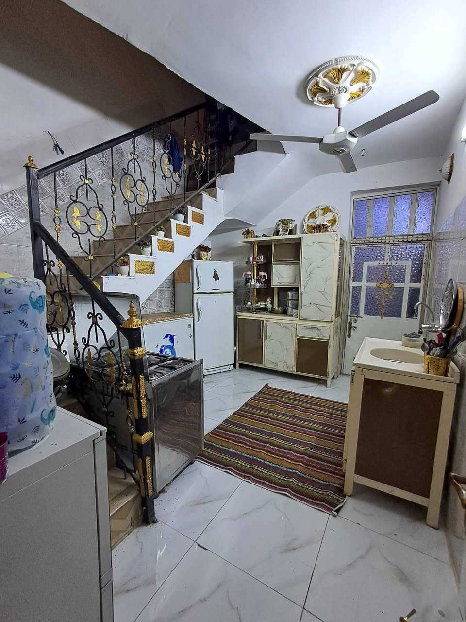 بيت للبيع 100 متر طابق ونص البيت بي سند 25 ووكالة الطابق الاول كامل بياض وسراميك والأرضية بورسلين وترك خلفي على عرض البيت وبي حمام داخلي والطابق الثاني غرفة وصالة وحمام مبنيات بس سگف سندويش ارتفاع السقف 3 متر   العنوان حي السفير شارع عشرين مقابل حسينية آل الرسول ثاني فرع للاستفسار ***********
