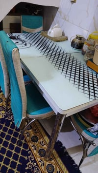 بغداد • طاولة زجاج قابلة للتمديد • ٤ كراسي