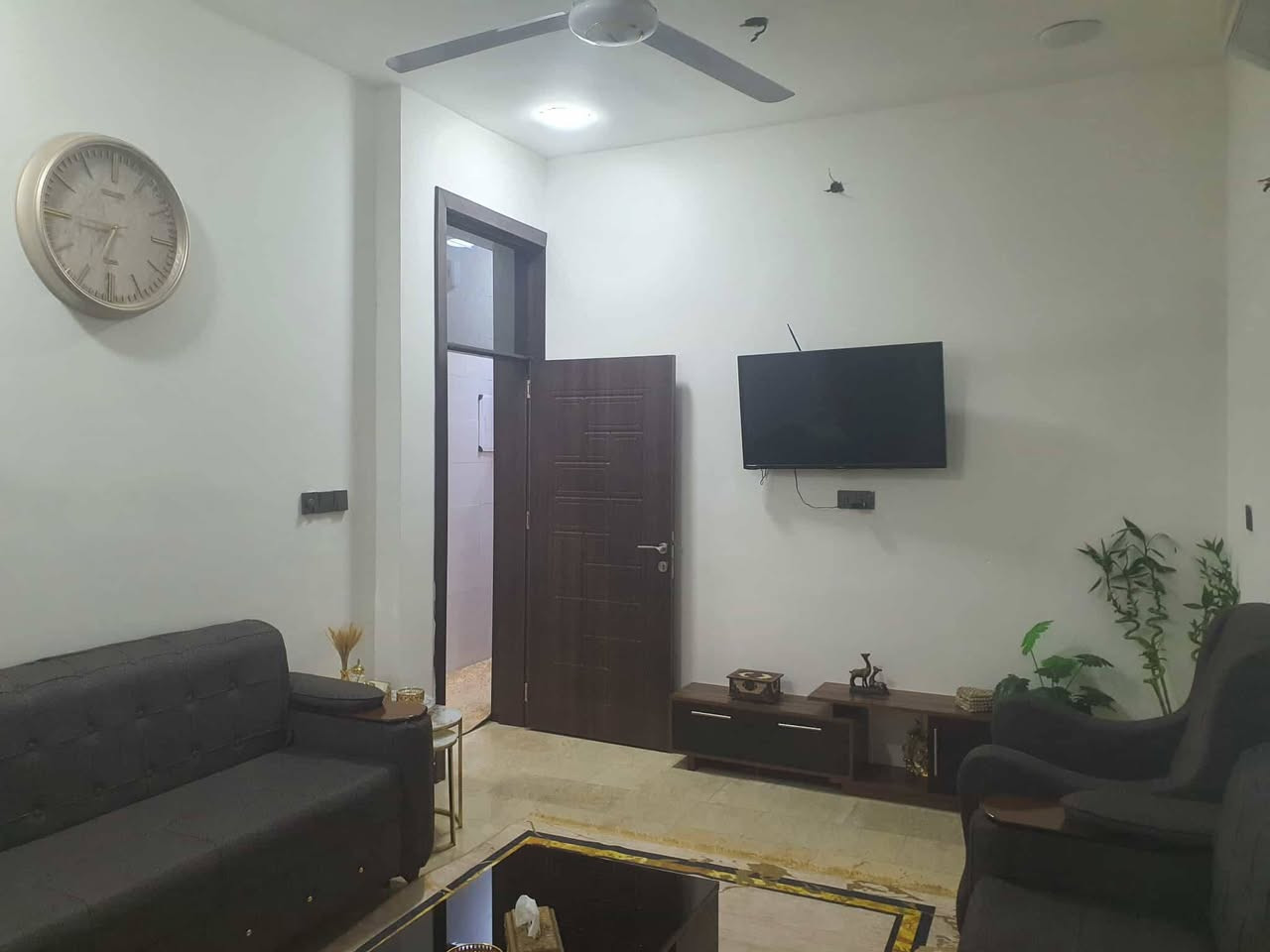 السلام عليكم 
بيت للبيع ابو طيارة زراعي ابو بلال خلف شركة المراعي ٨٦ الواجهة ٥×١٧ يحتوي على ٣ غرف نوم  ٢ حمامات صالة ومطبخ 
للاستفسار ***********
