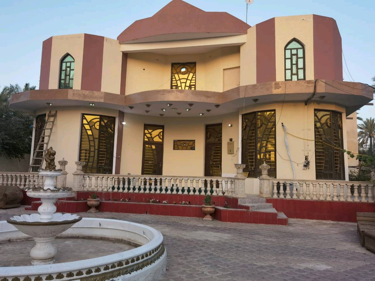 السلام عليكم 
مزرعه مساحته 1225و بيه فله مساحته 350 و كراج واسع تحتوي الفله على 3 غرف نوم حمام عدد 2 صاله  و مطبخ حار و بارد 
العنوان الناصريه السفينه شارع السلام 
السعر 660 مليون 
***********