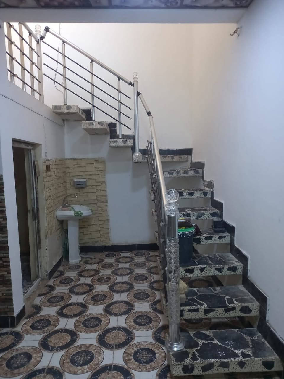 #دار للايجار  100م ايجاره 250الف 
   
🫆.. #نجف شارع المعمل  خلف اسوق حسين الرماحي قريب للمختار 
يحتوي على غرفه وصاله ستقبال ومطبخ وصحيات

 #تواصل الاتصال ع الرقم تاليه
***********
