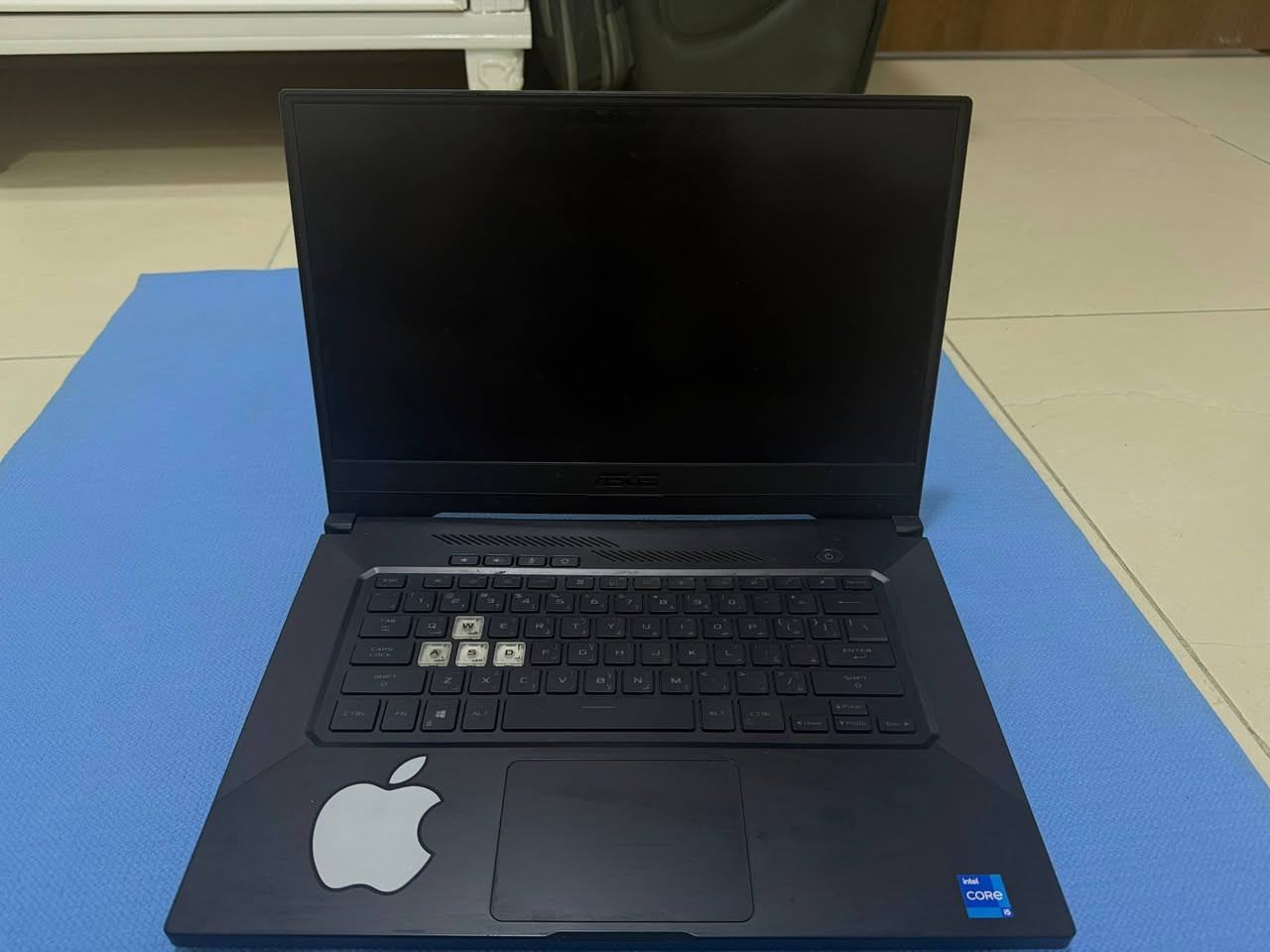 السلام عليكم
لابتوب مستخدم للبيع 

الاسم (النوع) :      ASUS TUF Dash F15 FX516PE
حجم الشاشة : 15.6inch  
نوع الشاشة : IPS
الدقة : Full HD (1920x1080)
الهرتزية : 144Hz
كرت الشاشة :     
NVIDIA GeForce RTX 3050 Ti Laptop (4GB GDDR6)
المعالج :     Intel Core i5-11300H (4Cores/8Threads) 
الرام :     8GB DDR4 3200MHz (قابل للترقية)
التخزين : 512GB NVMe SSD
الوزن : 2kg تقريباً
الملحقات : 
١- كيبل البور الاصلي مالته
٢- قاعدة تبريد Havit Gamenote F2081 اربعة مراوح 
٣- ماوس عادي
٤- ماوس باد

الجهاز مشتريه ٢٠٢١ و هو اصدار ٢٠٢١ بس الجهاز شبه جديد تم استخدامه لفترة كم شهر بالعاب خفيفة + يوتيوب و انترك بدون استخدام .

النظافة مثل ما موضح بالصور

المكان : بغداد 
السعر : ٧٥٠ الف 

للتواصل و الاستفسار خاص او واتساب متواجد دائماً ***********
