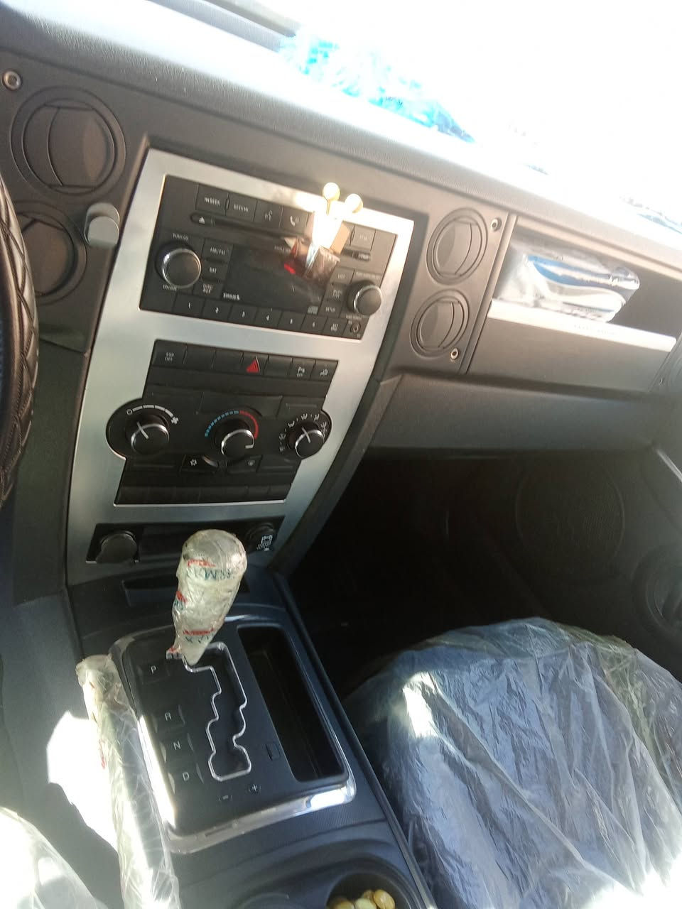 ياللة 
سلام عليكم البيع فقط. 
جيب كومندر موديل 2008 
سيارة خير من الله مكين جديد  رقم ميز 
بيه صبغ جملخ وشوي البنيد اثر جراد الباقي مكفولة 
الستفسار *********** غير  متواجد على نت
