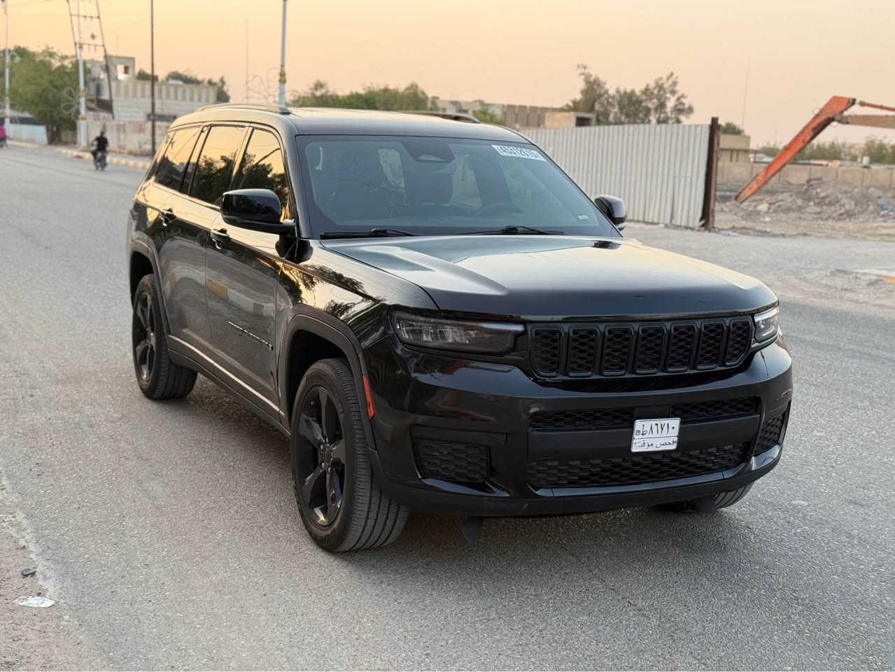 السلام عليكم
جيب كراند شيروكي 7 راكب بلاك توب موديل 2023 وارد امريكي حادثها مثل ما موضح بالصور وبيها جاملغ الامامي جهة السايق والباب بيهن كلير من امريكا شواصي والغود كفاله راديترات مال الشركة
مواصفات 
بصمة تشغيل وابواب
شاشة كبيرة 10.1 انچ 
نظام الخرائط GPS
لوحة القيادة دجتال بقياس 12 انچ
كامرا خلفية دواره 
رادار امامي مانع تصادم 
رادار خلفي + حساسات خلفيه
تحذير النقطة العمياء
تحذير الخروج عن المسار
كشنات جلد + مخمل
كشنات VIP منفصل 7 راكب
تدفئة بالكشنات
تدفئة ستيرن
كير شفتات بالستيرن
شاحن موبايل لاسلكي
تشغيل عن بعد
فور ويل 4X4
باب الصندوك كهرباء 
نظام تشغيل وإطفاء ذاتي
ملاحظة ( السيارة بدون لوحات مروريه منفيست بأسمي) السعر 265 بيع او مراوس حسب القناعة 
*********** بغداد, العراق
