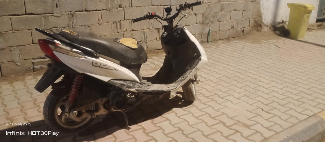 اسلام عليكم 
دراجه البيع
 سكنس فحل 
كابرتر نضيف: 100/95
 والمكينه نضيفه: 100/100
 بيها فصله
 بيها شلعه
الدراجة نضيفه
 الكفرات نضافه: 100/50
يحتاجلها
 زوج تايرات ينقصن
الموشراي لايجي 
السعر خاص 
وهذا الرقم: ***********
