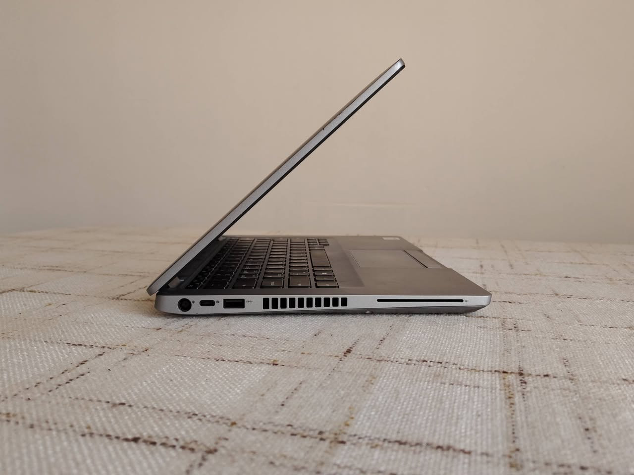 لابتوب dell latitude 5410 للبيع
معالج i5-10210U جيل عاشر
كارت شاشة مدمج 8GB

رام 16GB

تخزين 256 SSD NVMe

شاشة FHD 1080
الشاشة تفتح 180 درجة

يجي معاه لصقات كيبورد عربي
حقيبة لابتوب
وشاحن اصلي

السعر 325 الف فقط


**إذا كنت صاحب هذا الإعلان وتريد حذفه لأي سبب، رجاءا أرسل رسالة إلى الدعم الفني**