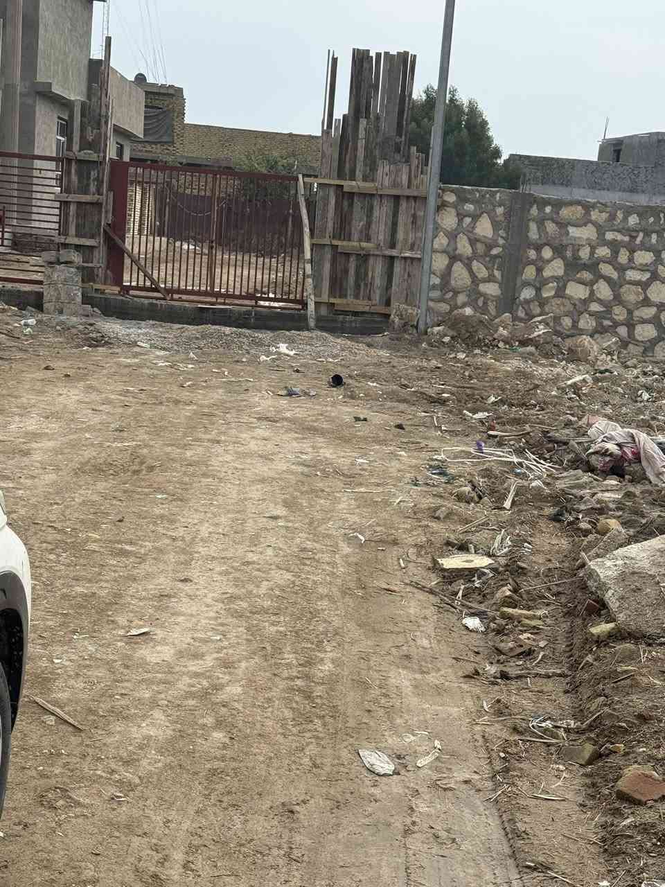 قطعة ارض للبيع مساحه ٢٠٠متر طابو زراعي سند٢٥واجه ١٠متر نزال ٢٠ متر داخل حي سكني خدمات كامله ماء اساله كهرباء ظفيره انتر نيت ضوي عنوان حله ورديه سيف سعد شارع ٣٠ مقابل طابو صرف الاتصال على الرقم 
***********
