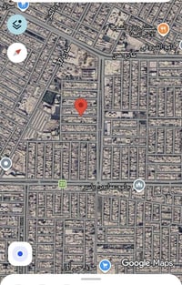 بيت للبيع مساحته 100 متر 5*20 طابق ونص.. نوعا ما قابل للسكن.. ابيع بسع...