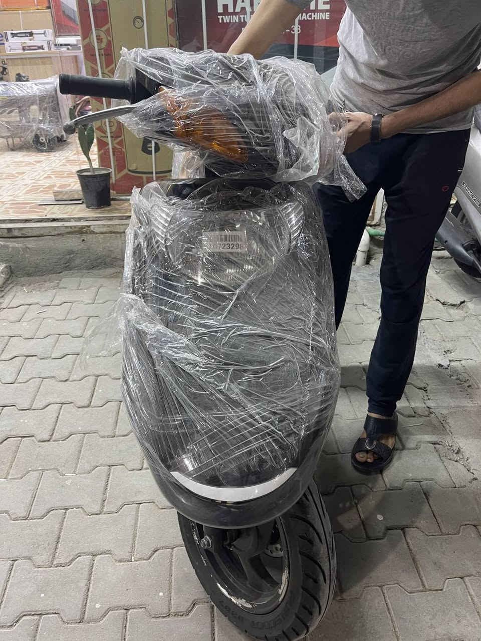 سلام عليكم ورحمة الله وبركاتة شباب دراجه سبيسي البيع صار شهر من نازله دراجه نضيفه كلش كفاله عامه مكاني كوت سعر 1400رقمي ***********
