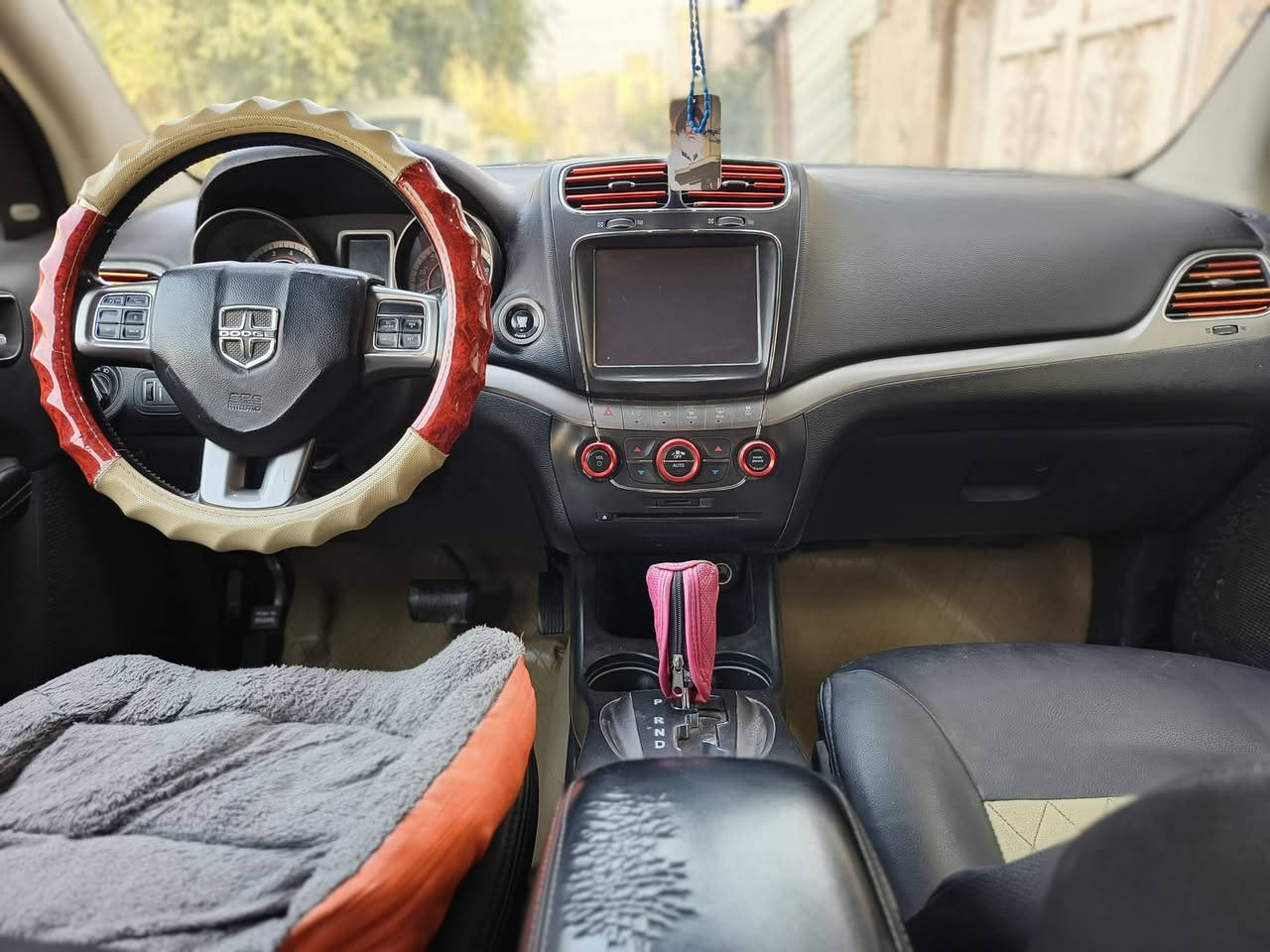 دوج جورني 6 سلندر
‎موديل : 2015
‎الفئه : كروز 
‎المحرك :  6 سلندر (3600)
‎عدد الركاب : 7 راكب 
‎التبريد : 3 قطع
‎اللون : احمر 
‎رقم ذي قار انكليزي بسمي
‎شاشة كبيرة
‎تحكم بالمري الجانبية
‎تدفئة كشنات جلد 
‎تدفئة ستيرن 
‎كاميرا 
‎ويل كروم ١٩
‎كشن كهربائي  
‎تشغيل بصمه
‎بصمة ابواب خارجية بالاضافة الى بصمة الجنطة
السعر 130 مركز الناصريه حي الفداء
‎للاتصال : 
***********
