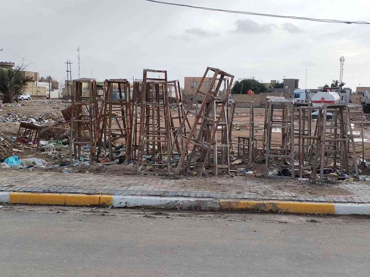 سكله كامله للبيع..
المكان الحمزه الشرقي..
الهاتف ***********
طزلات عدد ٥٠ بين متر ونص مترين وثلاث أمتار
دوس او دراب عدد ٤٠ 
درج مترتين ونص عدد ٦
درج ثلاث أمتار عدد طبك ١
درج ست متر عدد ٢
درج اربعه متر عدد ٢
برميل عدد ٢٥
تانكي ماي عدد ٥...
كسار كبير عدد ٧
همر عدد ٣٠
درين عدد ١٠
كوسره عدد ٨
منشار بانزين عدد ٢
ماطور ماي عدد ٢
قفص تركيب ابو ٩٠ عدد ١٠
قفص ابو ٦٠ عدد ٤
عرباين عدد ٨
كمبريسر عدد ٤
قفاز عدد ٢
حادلات عدد ٤
مكينه لحيم الالكترونيه عدد ٢
مكينه لحيم كبيره استيل عدد ١
فاره غسل عدد ٢
........
كاويات ماء عدد ٦
مولده عدد ٢
سبب البيع عدم التفرغ..
