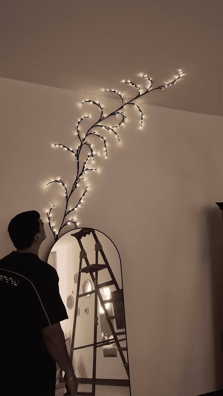 إنارة جدارية بشكل شجرة
الاستخدامات

مثالية لتزيين الجدران، الغرف، الممرات، والمداخل.

تضيف أجواء دافئة ورومانسية للمنازل والمقاهي والمناسبات.

مناسبة لتزيين جدران التصوير أو زوايا الديكور الحديثة.

يمكن استخدامها كإضاءة ليلية ناعمة ومريحة للعين.

المميزات

تصميم مبتكر يشبه فروع الأشجار بإضاءة LED دافئة تمنح لمسة طبيعية وجمالية.

تعمل بوصلة USB، مما يسمح بتوصيلها مع أي باور بانك أو شاحن أو كمبيوتر.

مزودة بزر تشغيل مدمج في السلك للتحكم السريع بالإضاءة.

سلك مرن ومتين بلون بني بطول حوالي 2 متر يمكن تشكيله وتثبيته بسهولة.

إضاءة موفرة للطاقة وآمنة للاستخدام لفترات طويلة.

خامات مقاومة للاستخدام الداخلي والخارجي الجزئي (بعيدًا عن الماء المباشر).

مميزات ريموت التحكم

أزرار تشغيل – توقيت – إيقاف.

8 أوضاع إضاءة مختلفة (Flashing – Fading – Steady وغيرها).

إمكانية التحكم في درجة السطوع (DIM):

- زر "+" لزيادة السطوع
- زر "–" لتخفيف السطوع

ميزة المؤقت TIMER لإضاءة تلقائية دون الحاجة للتشغيل المستمر.

محتويات الصندوق

شريط إنارة LED على شكل فروع شجرة بطول 2 متر.

سلك تشغيل USB مع زر تحكم.

ريموت تحكم لاسلكي متعدد الوظائف.

الملاحظات

يُفضّل تثبيته باستخدام مشابك صغيرة أو لاصق خفيف على الجدران الملساء.

تجنّب ملامسته للماء أو الرطوبة العالية للحفاظ على عمره.


**إذا كنت صاحب هذا الإعلان وتريد حذفه لأي سبب، رجاءا أرسل رسالة إلى الدعم الفني**