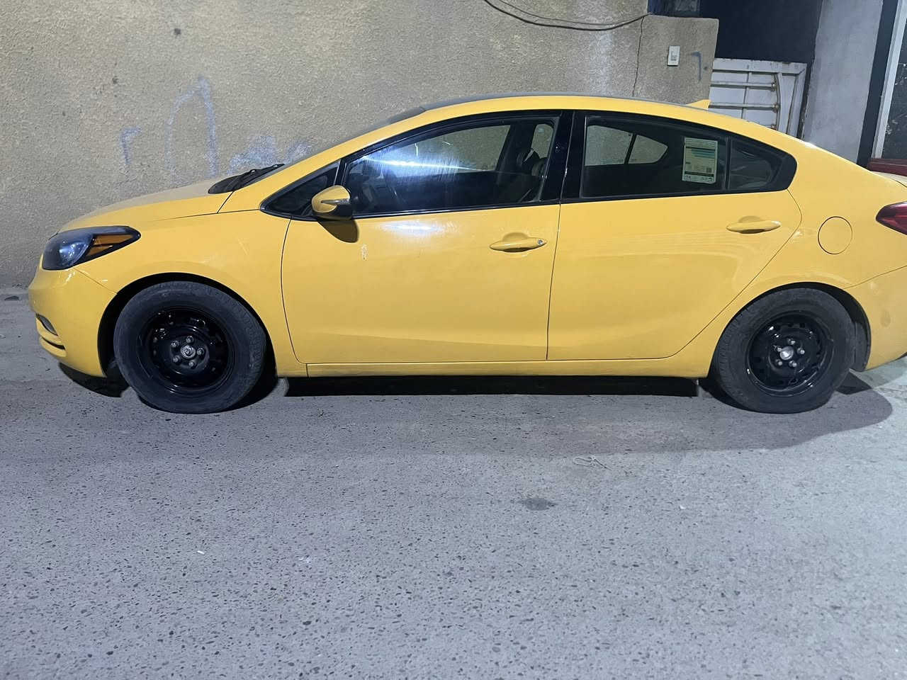 سلام عليكم 
سياره فورتي موديل 2015 وارد امريكي الحادث جاملوخ من امريكا بدون  جواصي الحادث الثاني بيدي صار شويه من الجاملوخ الخلفي وقطعه صغيره من الباب الخلفي واضح بالفيديو سياره جديده تعمير جديد كير مكينه جديد منظوم مال تبريد كله جديد داخله نظيف مدوشم الكشنات والارضيه سياره اي شي مابيها فقط ملاحظات بسيطه كلش رقم بغداد *********** السعر 115 وبيها مجال للامانه قبل اربع اشهر صبغتها صبغ جديد بعدني ممبلوشها ولا صاقلها
