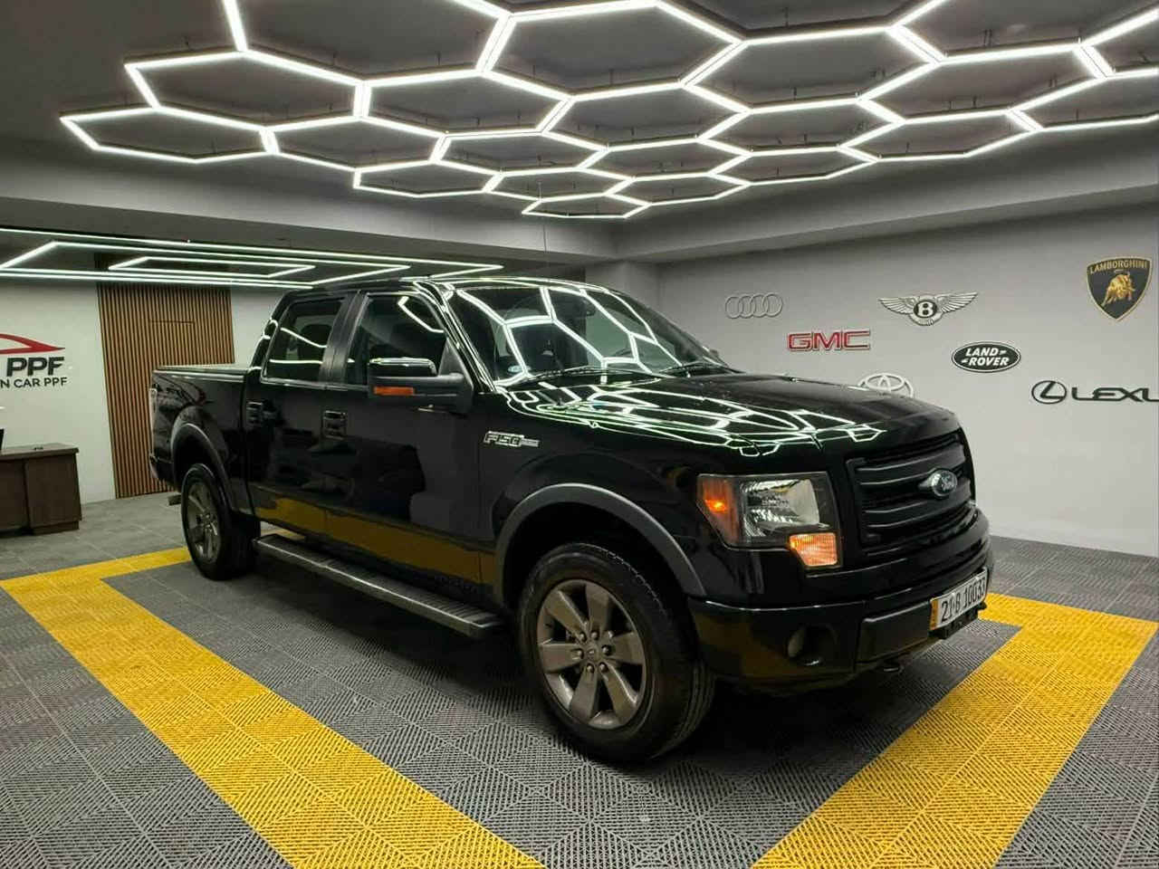 سەرەتا بەناوی خوای گەورە
Ford🇺🇸F150   2013
V8   5.0Lt
سفری شەریکەی نــــیــڤایە
127000 kL ڕۆشتوە
لۆک لۆکە سەیارەکە بەس ماشەڵای ئەوێ 
دەبڵ ئەکسلە مواسەفات    FX4
گێڕ 
مەکینە
تەقە
ڕەقە 
ئەکسلی 
کوێ و پێ خۆشە بیبە بۆ فەحس 
پێشی تازە داگیراوە مەزبوت
چوار تایەی لۆکی لەژێرایە 
ڕۆنی تازە گۆڕاوە 
مەکینەی نەکراوەتەوە هەڵمی نییە
تەبرید 😬🥶 لەجێی خۆیا 
بێ بۆیاخە سەیارەکە ساردوو شوختیشی نیە
تەنها بۆیاخ ئەستورەو بۆنیدوو سەقفی کەمێک قرنجاوی هەیە شایەنی باس نییە
سەیارەکە هەرچی وەسفە هەڵی ئەگرێ 
تەنها یەک سایەقی ئەوێ 
ڕەقەمی تازەیە بەڵام سەنەوی بەسەر چووە
لە سلێمانیم ژ.م ***********
سعری [152] گەڵاو معامەلەیکی برایانە السليمانية, العراق

