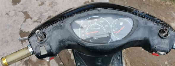 السلام عليكم دراجة بريز للبيع 375 الف وبيها مجال شلعة ومعدل وكهربائيات شغالة محرك أخرس تشتغل سلف وهندر وتخم تايرات مكاني بغداد الدورة تعال خاص او اتصل رقمي ***********
