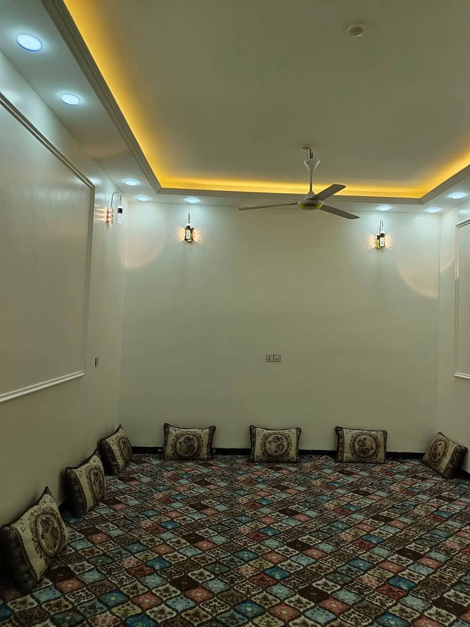 بيت للبيع بناءً حديث مساحه 290 يقع عله طريق السنيه جهت الزوار يتكون من استقبل مطبخ صاله 2غرف نوم  مجمع صحيات داخاليه اوخارجه لل استفسار ***********
