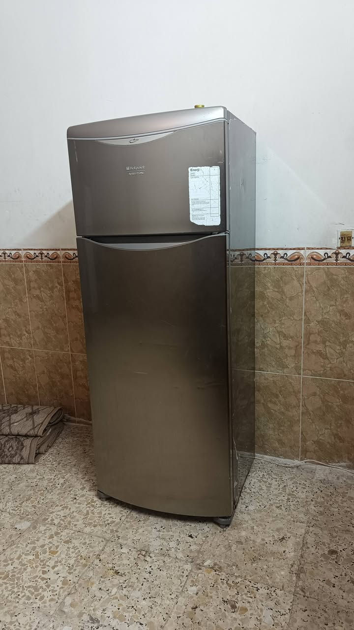ثلاجه حجم البيع نضيفه مابيه ايشي ماصاله هواي من اخضتها بعدهي بجيسها نضيفه كلش وتجميده فول البيع سعره 250 وبيه مجال مكان بغداد رقم ***********
