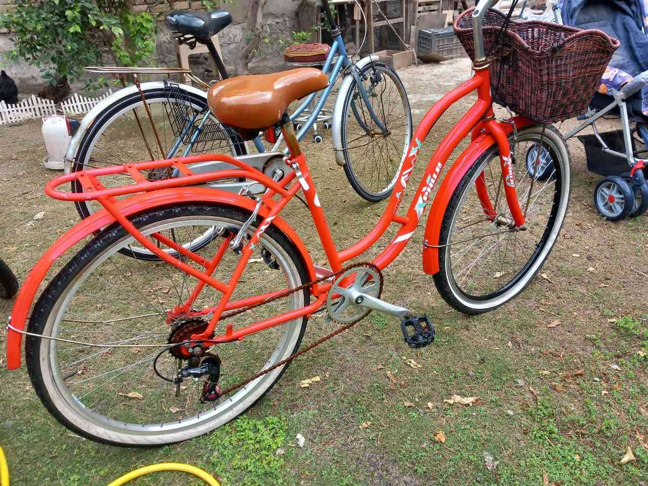 بايسكلات معروضة للبيع في حي الخضراء 
كامل وشغال ( بس يحتاج تبدل زنجيل)
سعر الاحمر ٧٥ الف 
سعر الازرق  ٦٠ الف  
اذا تاخذ الاثنين ينباع ١٢٥ الف 
للاستفسار اكثر تواصل عالخاص او عالرقم 
***********
