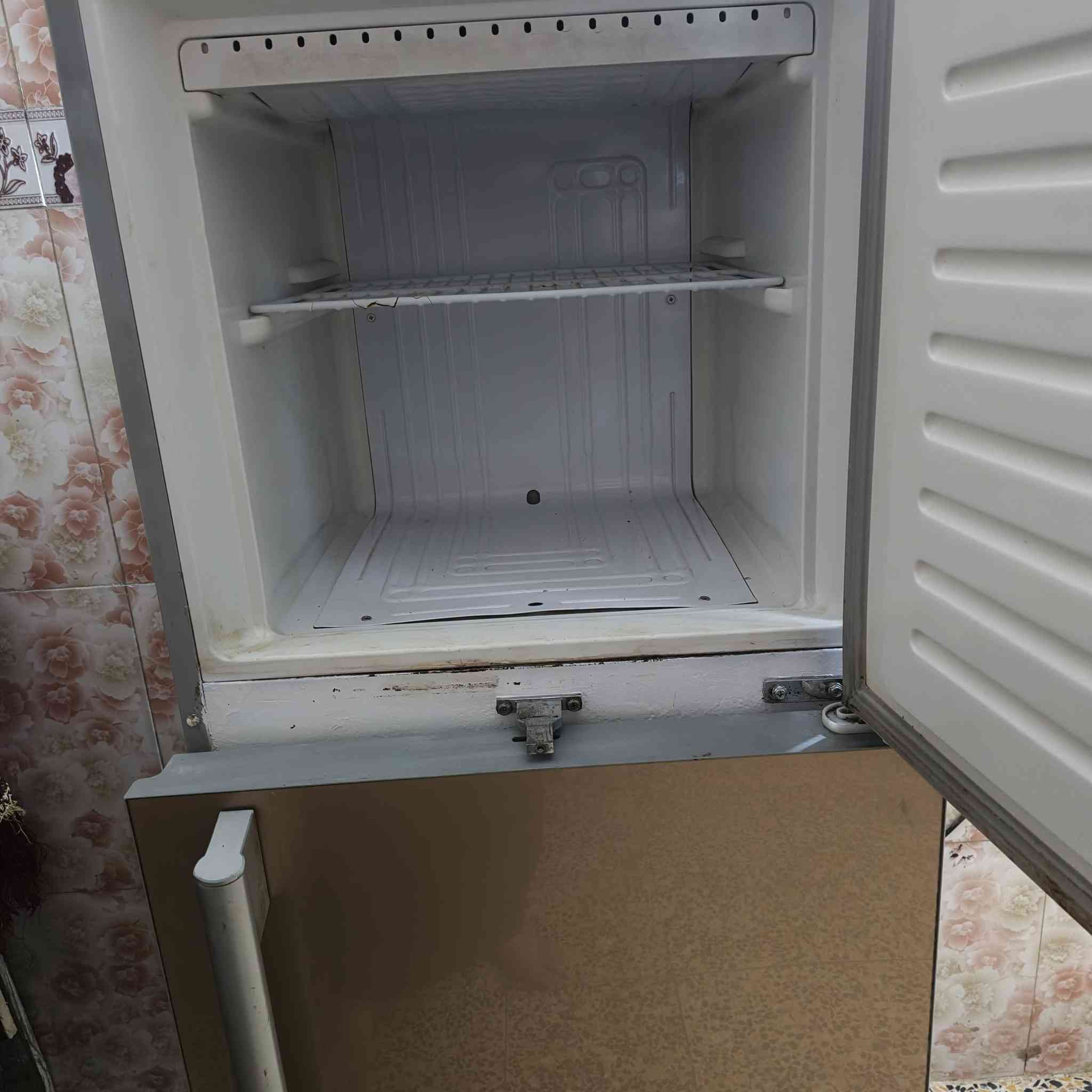 ثلاجه نوع تكما حلوه ونضيفه سعرهه ١٥٠ وماطور تام شغال ب ٢٥ العنوان ياسين خريبط ***********
