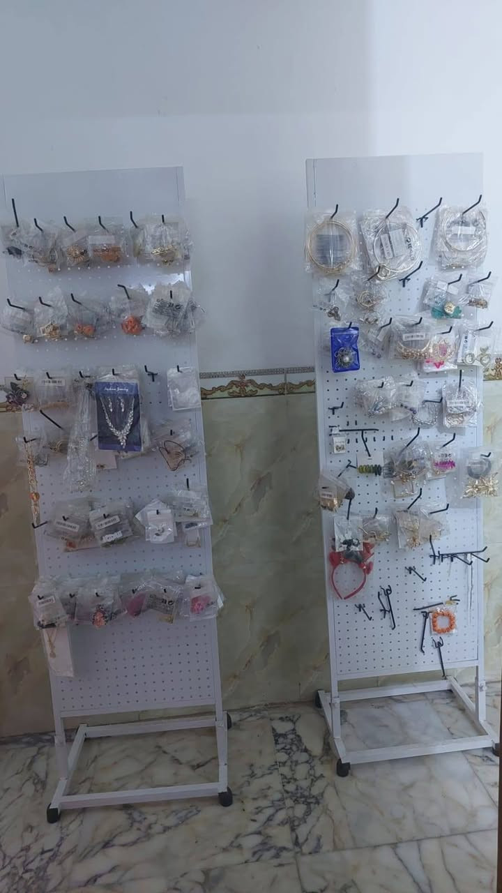 عارضة اكسسوارات بدون الترايش 
  عدد ٢
سعر الوحده ٣٥ الف اثنينهم ب ٦٥ الف 
الترايش ٧٥ قطعه سعرهم ب ٣٠ الف


**إذا كنت صاحب هذا الإعلان وتريد حذفه لأي سبب، رجاءا أرسل رسالة إلى الدعم الفني**