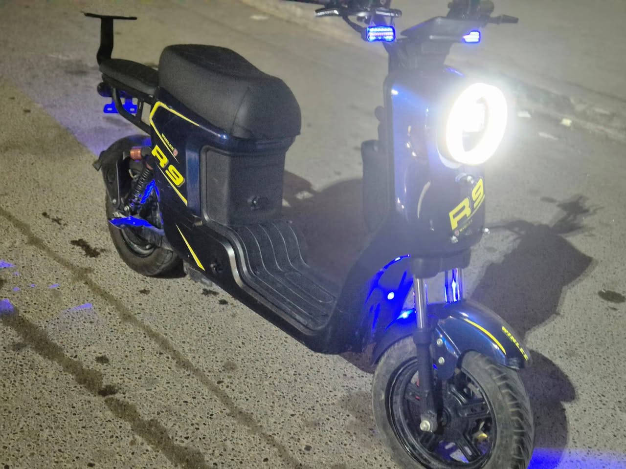 للبيع دراجه شحن نوع R9 موديل ٢٠٢٤
دراجه خير من الله 5 باتريات الكبار ملف 1500 دراجه حلوه وناعمه تجي  بصمه + سويج+مفتاح بطاريات كل الحساست مشتغله
 جهاز انذار
 قفل ستيرن
  كلوب عالي وناصي
  بلوتوث موبايل
 بيه نضام R رجوع للخلف
 بريكات امامي وخلفي دراجه نضيفه
 الأضرار الكفر الامامي الصبغ متفطر و هورن و إشارة واكفات
السعر ٥٠٠ و بيها مجال 
المكان شارع فلسيطين
الاتصال ***********
