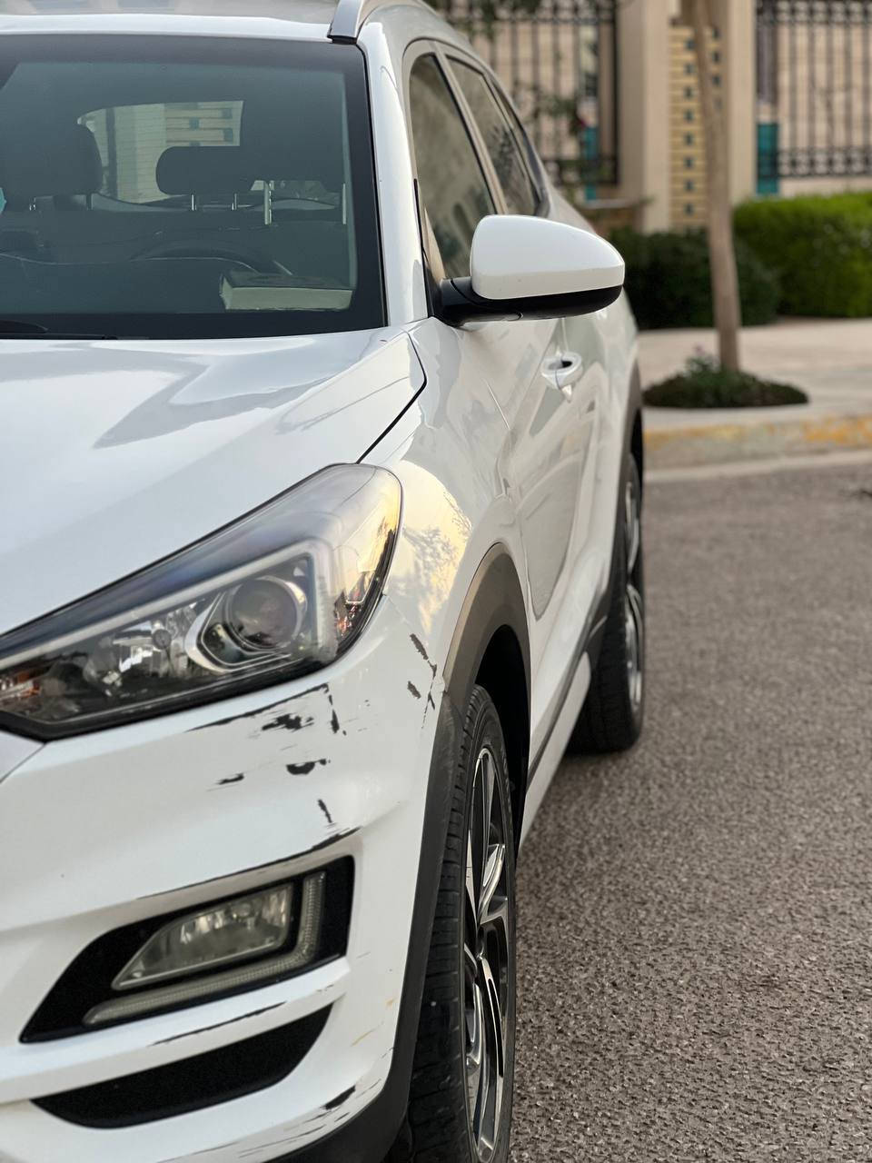 🚘 للبيع هونداي توسان أمريكي 🚘
▪️ محرك 2400
▪️ رقم بغداد
▪️ وارد أمريكي بالمواصفات المعروفة
▪️ شاشة + كاميرا  
▪️ السيارة نظيفة والتفاصيل موضحة كاملة بالصور
▪️ صور الحادث مرفقة ضمن المنشور 
▪️ السعر: 17,700$ قابل للتفاوض وبها مجال بسيط
📌 أني مكلف بالنشر
📞 للاستفسار والتواصل:
***********
