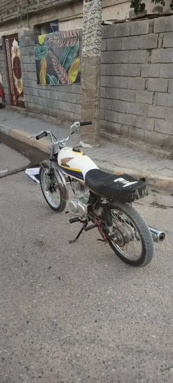 دراجه ايراني ادوات للبيع
المكينه سيجي بي ام 
الدراجه شرط نضيفه ومكفوله من لطول لطول شاصي ومكينه اكفلك سرقه وعشاير مبدل بل مكينه فقط ولفات
السعر 450 وبي مجال قليل رقمي ***********
