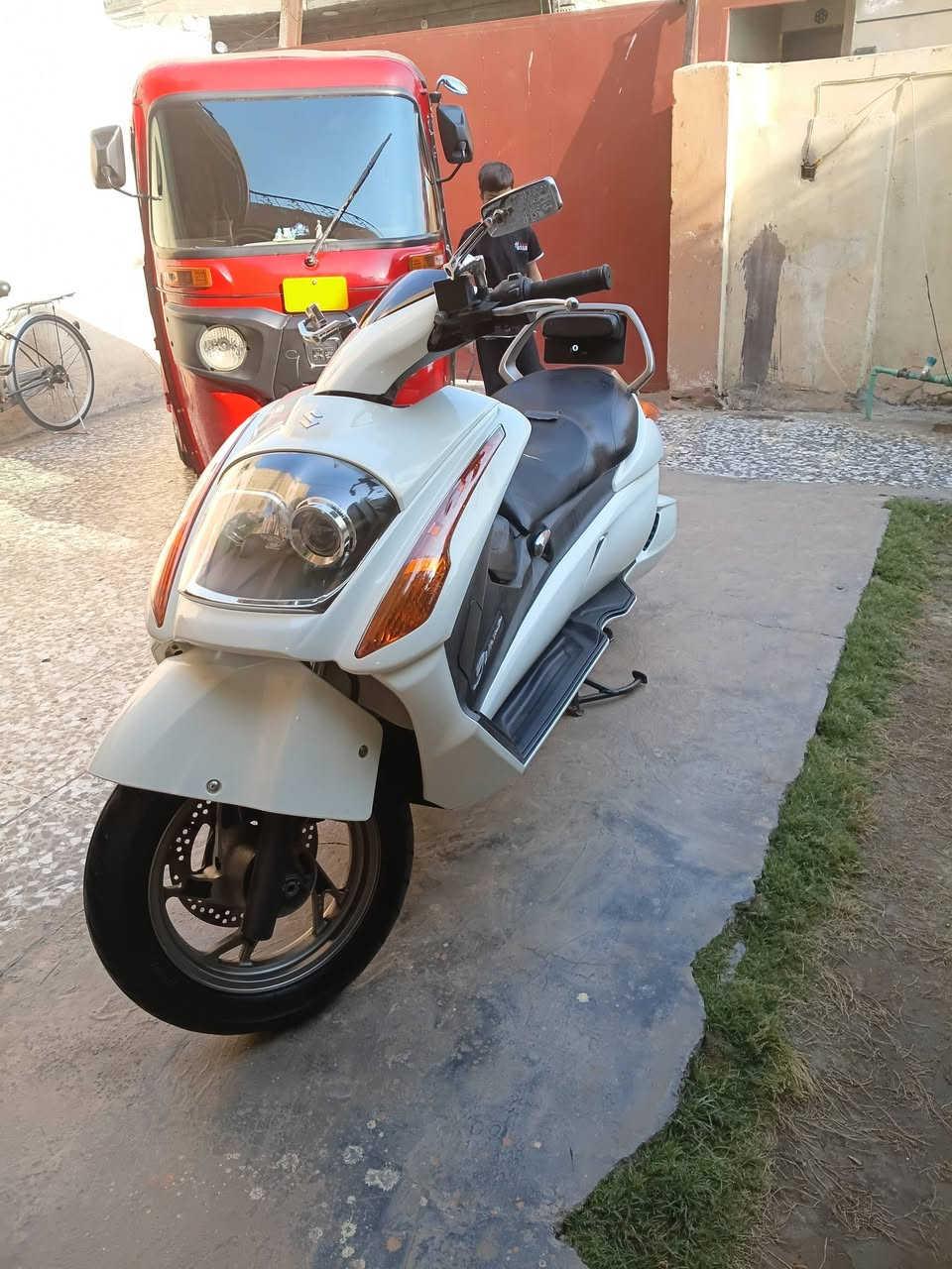 دراجة سازوكي كمة
أوراق اصولية كاملة
منزلهة من الرمبة صار شهر 
ماشية 10 الف اخت الزيرو 
السعر 15 ورقة 
رقم الهاتف ***********
