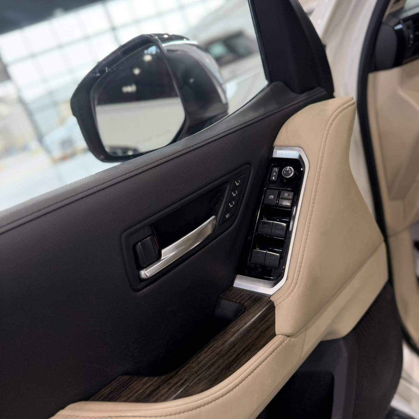 � تويوتا لاندكروزر VX 2023 – Twin Turbo | وكالة SAS
💥 محرك توربو مزدوج قوي – أداء جبار وثبات عالي
🧾 ماشية فقط 24,000 كم – نظيفة ومكفولة كفالة عامة
🔸 أربع كاميرات 360° | شاشات خلفية | ثلاجة | فتحة سقف
🔰 فئة VX = رفاهية × اعتماد × مواصفات كاملة

📍 متوفرة حالياً لدى شركة علي الشيباني لتجارة السيارات
📞 *********** -***********
📍 بغداد – الكاظمية – جكوك قرب مرور الكاظمية

🚨 اللاند اللي يجمع بين الفخامة والقوة… موجود الآن وجاهز للتمليك!
