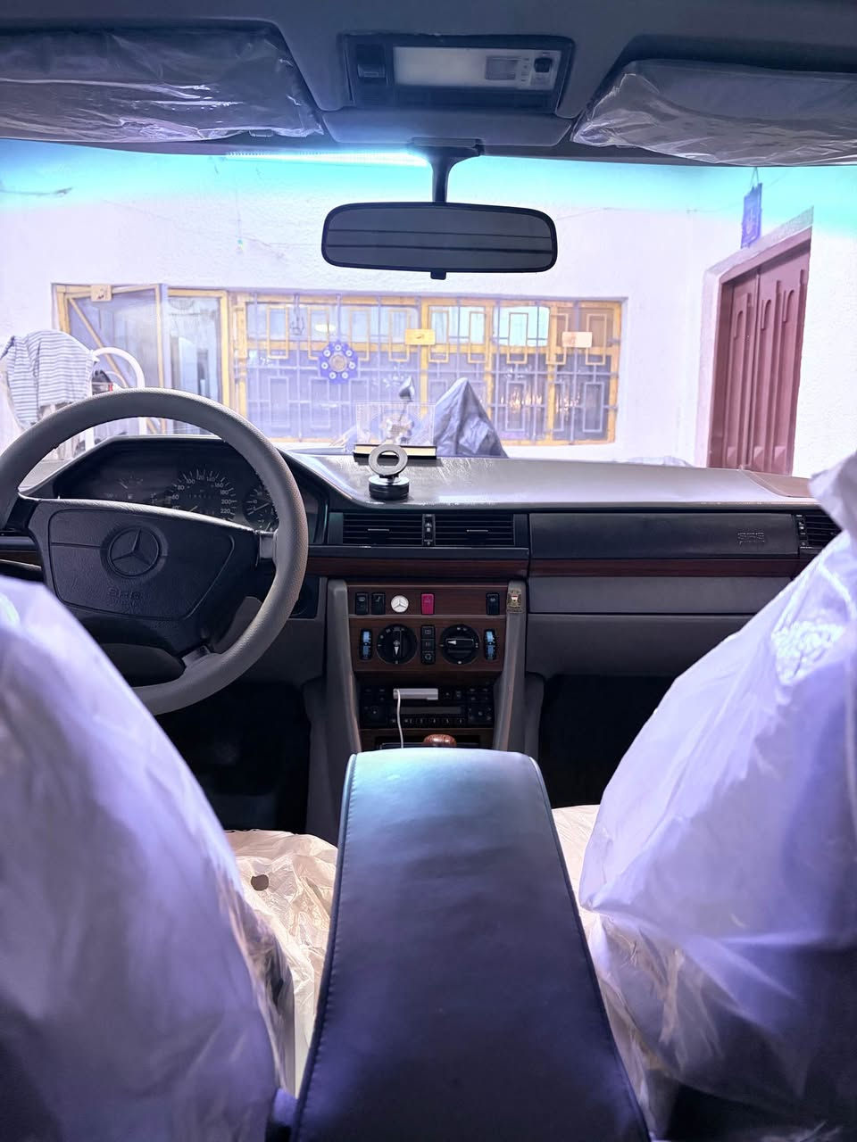 السلام عليكم 
رمضان كريم عليكم 
مارسدس (دب)موديل (88) اللون رصاصي محدث 
محرك بلاد -كير بلاد
سلايد 
تخم تاير (2) سايز 
تخم (زنون ) 
كت امامي 
اريل كهرباء 
مسجل اصلي 
غرفه جلد جديده 
رقم بغداد تحويل مباشر 
السياره مابيها اي نقص واحلى من الصور 
للاستفسار فقط واتس اب 
( ***********) بغداد, العراق
