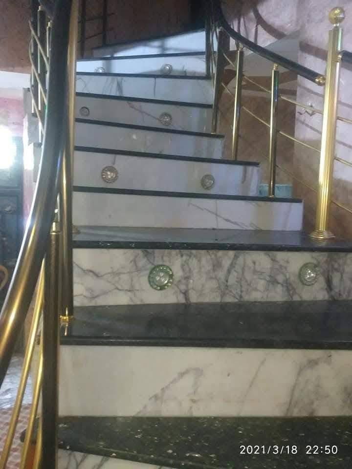 ..♥️عندي بيت ب حي الحسين بشارع حسينيه الزهراء وجهيه البيت عله ساحه طابو صرف  مرتب 200متر بناء حديث جداً (إستقبال)( وغرفتين)(صاله)( ومطبخ)(منور بين الغرفتين)( وحمام ) (و كراج سياره) اريد ابيعه وصل 90مليون وما بعت ومصاب الإمام الحسين (عليه السلام)مطلوب سلفه اسكان 4مليون ... ملاحظه كاعدين بيه ناس ماجرين 
***********♥️
