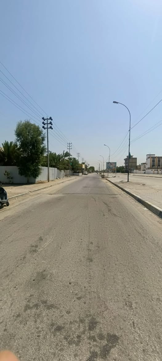 دار تجاري للبيع مساحه 75 متر شارع هندية وفاء شارع 60 مكون من محلات 2 وبيت غرف نوم 2 مطبخ صحيات عدد 2 استقبال موجر العقار شهر 750 الف  واجهة 12 ونص متر  سعر البيع 180 بي مجال اتصال بالمكتب اوخاص واتساب ***********
