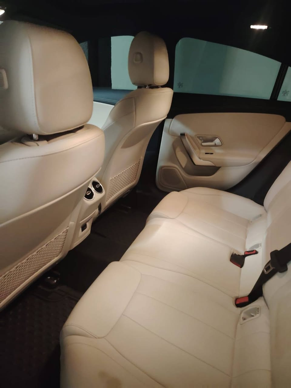 مرسيدس cla كلاس 2023 هي سيارة فاخرة تتميز بمواصفات عالية الجودة. إليك بعض المواصفات الرئيسية::
المحرك: محرك 4 أسطوانات متتالية بسعة 2.0 لتر مع شاحن توريني
قوة المحرك: 255 حصان  محرك توينتي
العزم: 273 رطل-قدم
ناقل الحركة: أوتوماتيك 9 سرعات
الدفع: دفع خلفي أو دفع رباعي
الاستهلاك الوقود: 6.2 لتر/100 كم
السعة الخزان الوقود: 66 لتر
ماشيه 3000
التسارع: من 0 إلى 100 خلال 8.2 ثانية
*السرعة
المواصفات الداخلية:
مقاعد مدلكة وقابلة للتدفئة والتبريد
شاشة عرض بانورامية
نظام MBUX للتحكم الصوتي
أنظمة قيادة شبه ذاتية متقدمة
نظام صوت محيطي ثلاثي الأبعاد Burmester من 12 سماعة
المواصفات الخارجية:
تصميم خارجي راقٍ
شبك أمامي مميز
إضاءة محيطية بـ 64 لونًا
عجلات 19 إنش
الأمان:
نظام الاستقرار على المنعطفات
نظام مراقبة النقطة العمياء
نظام الاستشعار بالضغط
مثبتات ISOFIX
حساسات ركن خلفية
وبعد بيه مواصفات الاستفسار 0774454488


**إذا كنت صاحب هذا الإعلان وتريد حذفه لأي سبب، رجاءا أرسل رسالة إلى الدعم الفني**