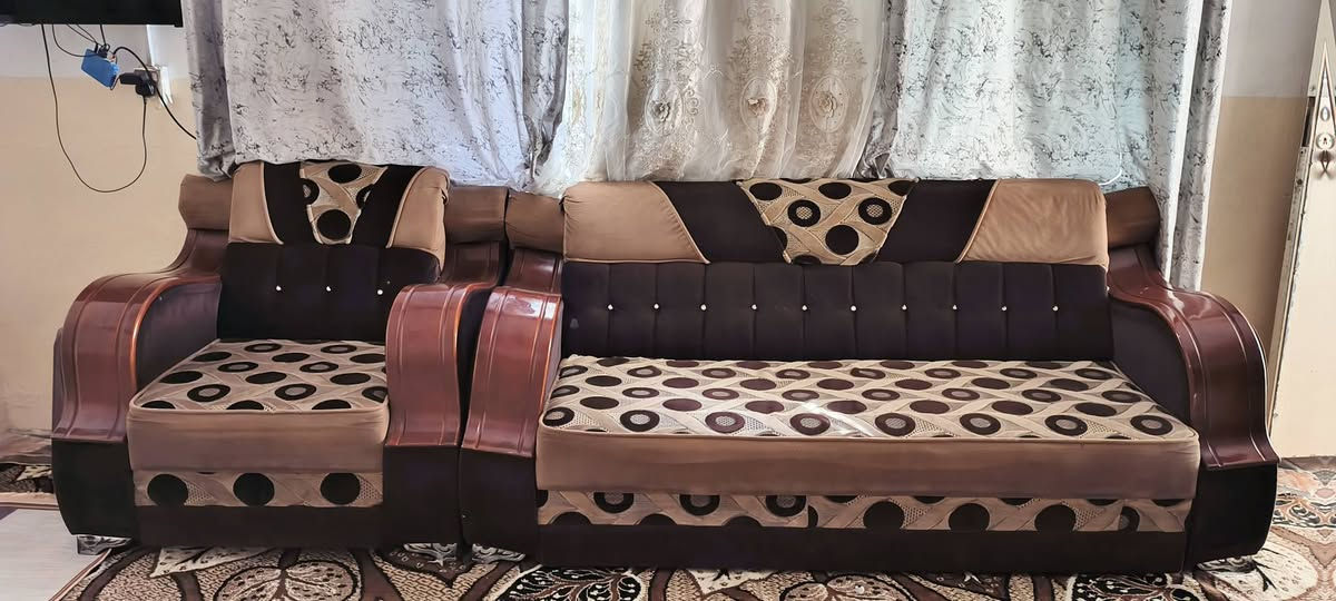 السلام عليكم تخم ٨مقاعد تركي للبيع السعر ٢٠٠الف ملاحضه القنفات الكبار يحتاج ترتيب بسيط العنوان العزيزية الدخل المحدود ***********
