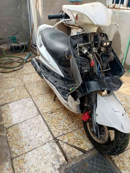 السلام عليكم
سكنس فحل شغالة نگرة اتيرات جدد و كهربائياتهه كلهه شغاله فيشهه كلهه جديده ما بيهن قطع نقص بس الكفر الامامي 
الايت الامامي موجود 
دراجه نضيفه كلش 
السعر 350 
***********
