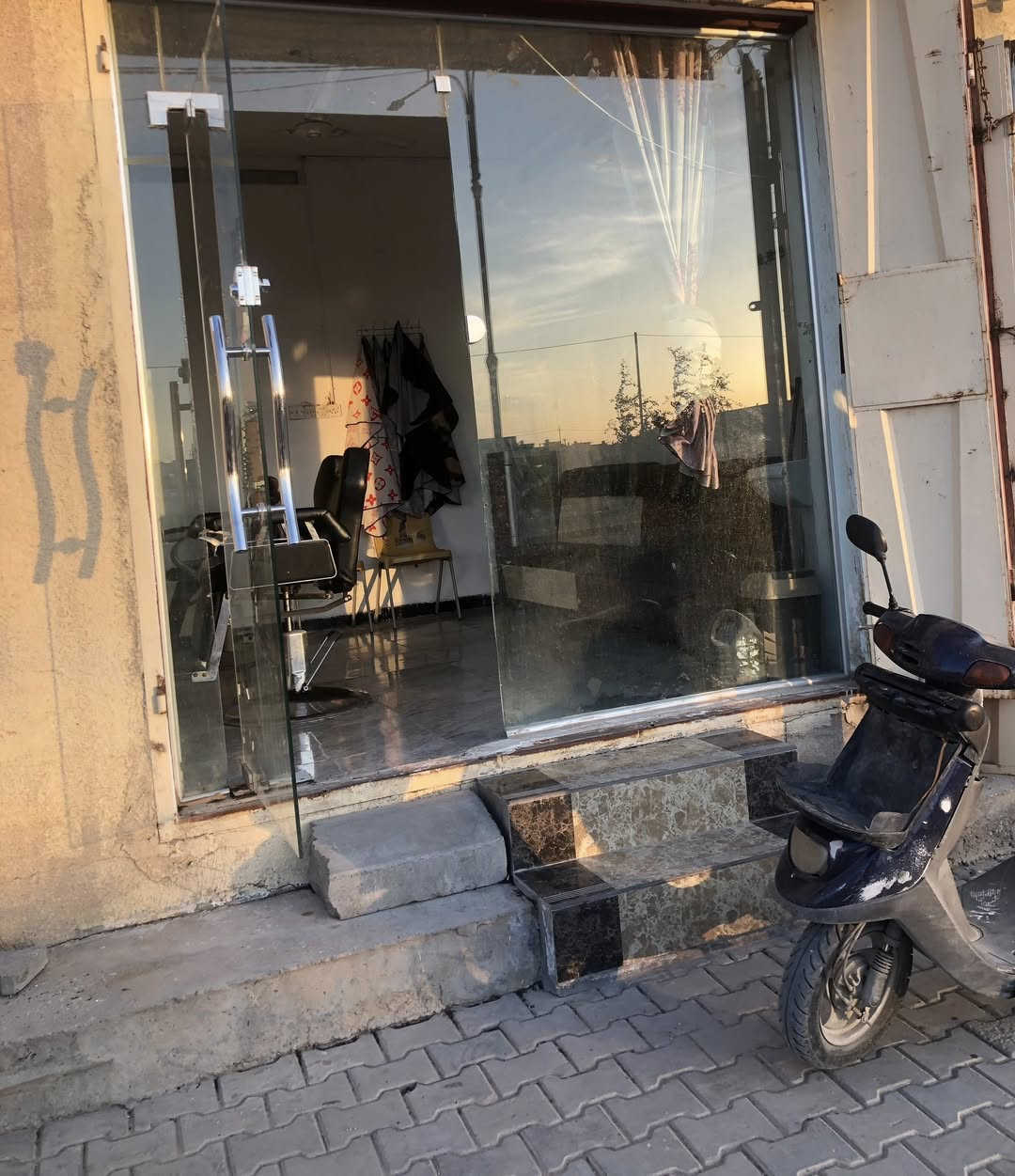 سلام عليكم محل حلاقه للبيع السعر ٨٠٠ الف وبي مجال بسيط العنوان كربلاء حي الفارس مقابل محطه الفارس الرقم ***********
