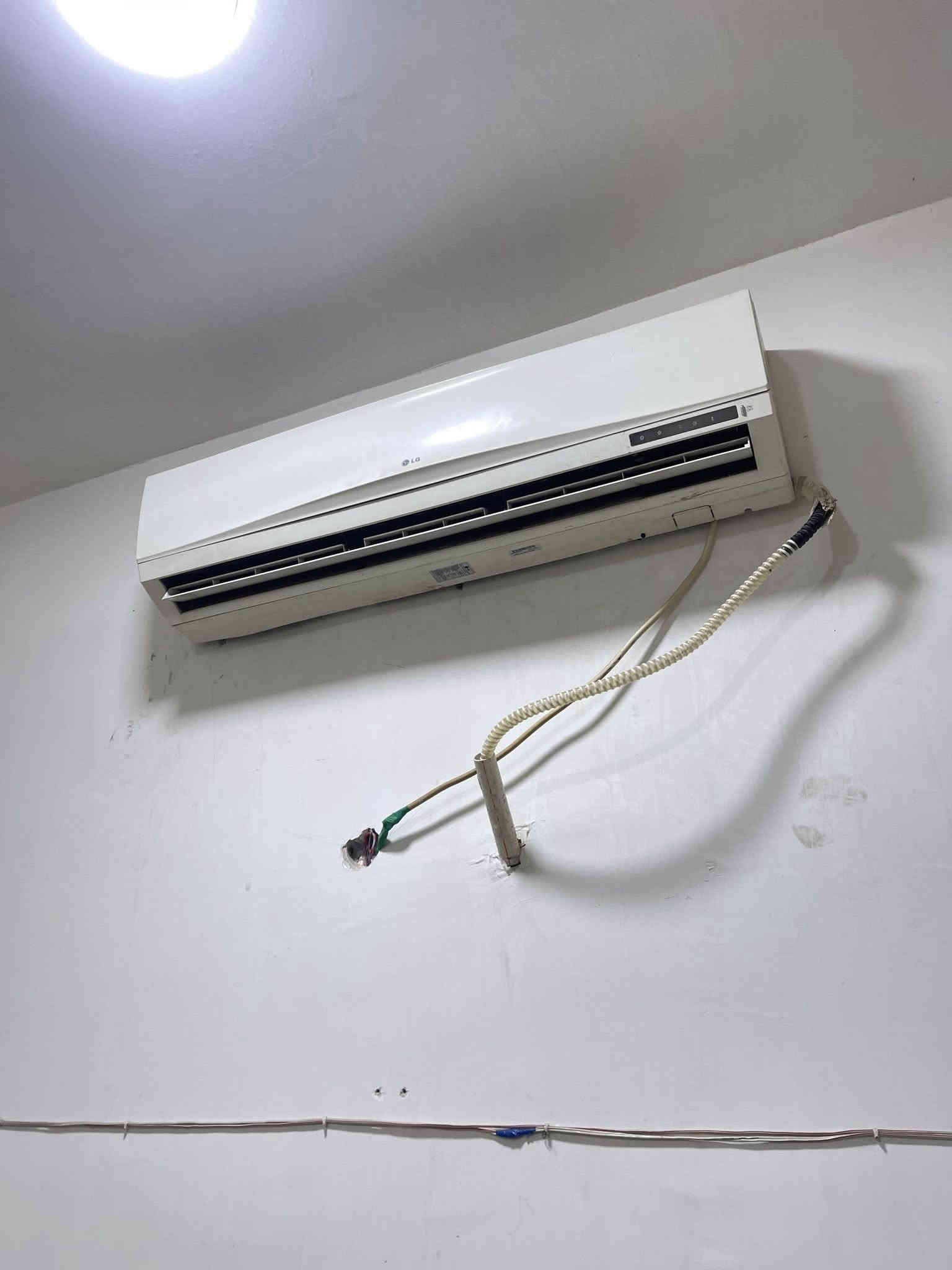 سبلت Lg طن ونص خير من الله تبريده وتكييفه كلش زين سبب البيع فتحت مشروع ومانجح سعره 400 قفل شرط السبلت تفحصه اذا مايبرد او يكيف انطيكيا بلاش ***********
