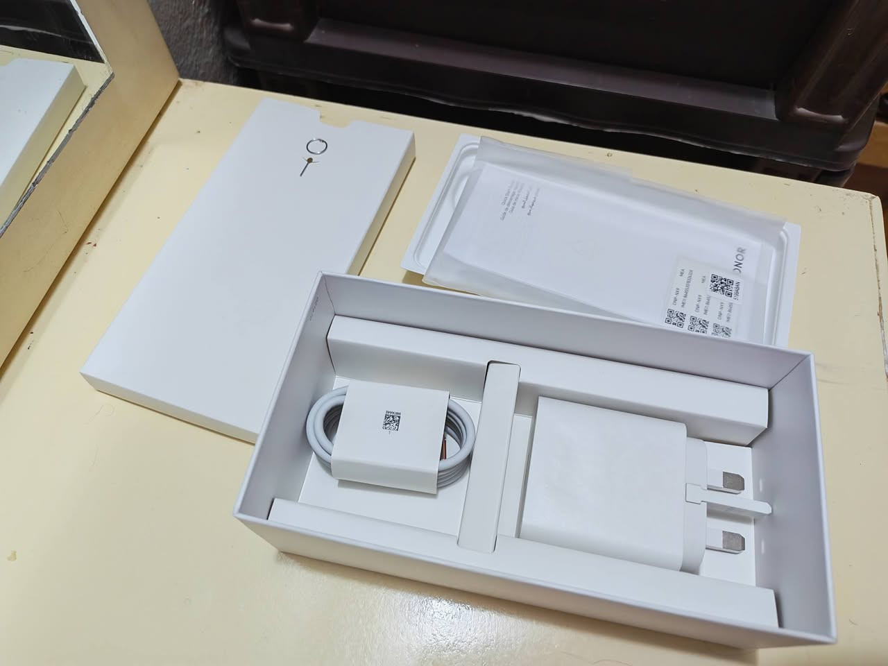 Honor 400 pro
للبيع  (( السعر خاص ))
ذاكره 512 رام 12 
معالج Sn 8 gen 3 
العاب وببجي 120 فريم
كاميرا  200 ميكه بكسل +50 تلي فوتو + 12 الترا وايد
كامل ملحقات
وصل شراء موجود مستخدم ايام شاحنته ممستخدمها اصلآ. 
وكاله نظافه 100000بل 100
عنواني ديالى.. للتواصل خاص او  واتساب***********
