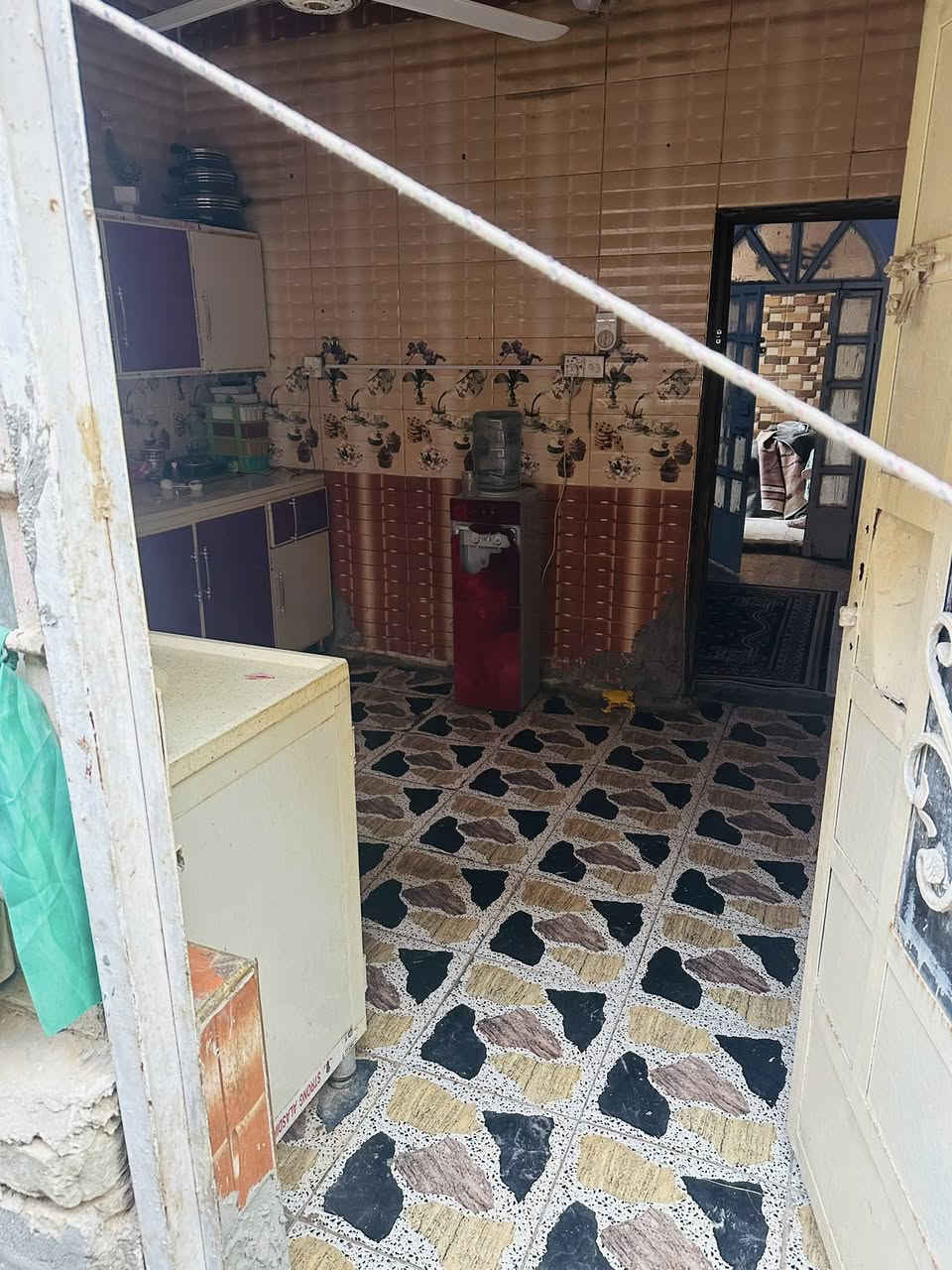 بيت للبيع 100م دولان 
يتكون من براني وصاله وغرفة نوم ومطبخ وحمام وتوليت منور خارجي بيتونه وسطح الأرضية كاشي و سيراميك بيت نظيف جدا عالي عند الشارع المنطقه مقبله ع تبليط 
العسكري الثاني قرب جامع الحسيين 
***********
