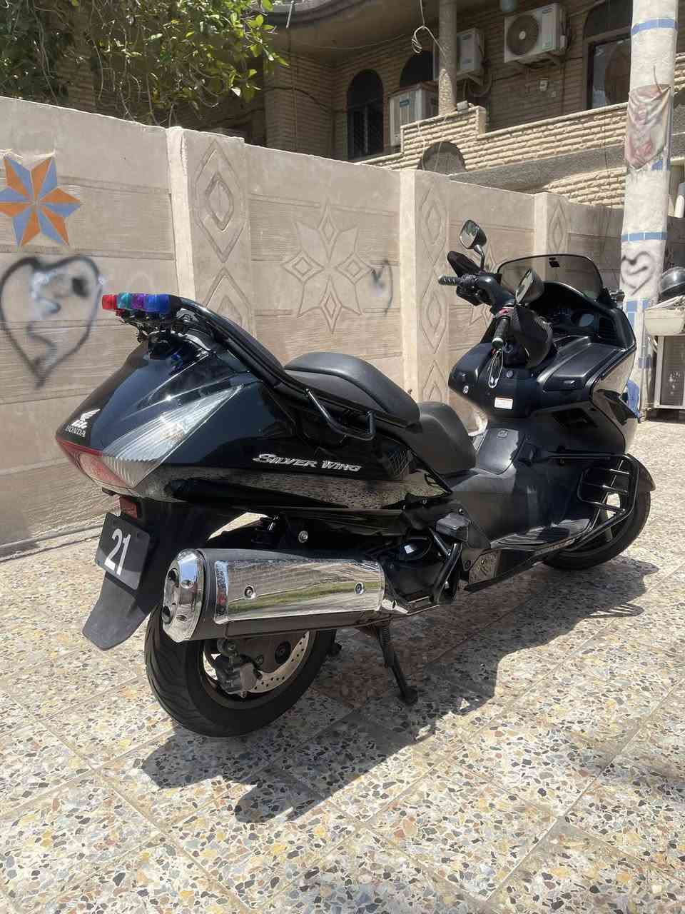 سلام عليكم شباب سلفر ونج 400 بوليسي 
دراجه حلوه ومميزه ومكفوله كفاله عامه كشر ومكينه وكهربائيات دراجه جديده بمعنى الكلمه. اخت الزيرو. ماشيه 17 الف فقط السعر 28 $ ورقه وبيها مجال بسيط مكاني بغداد حي اور ***********
